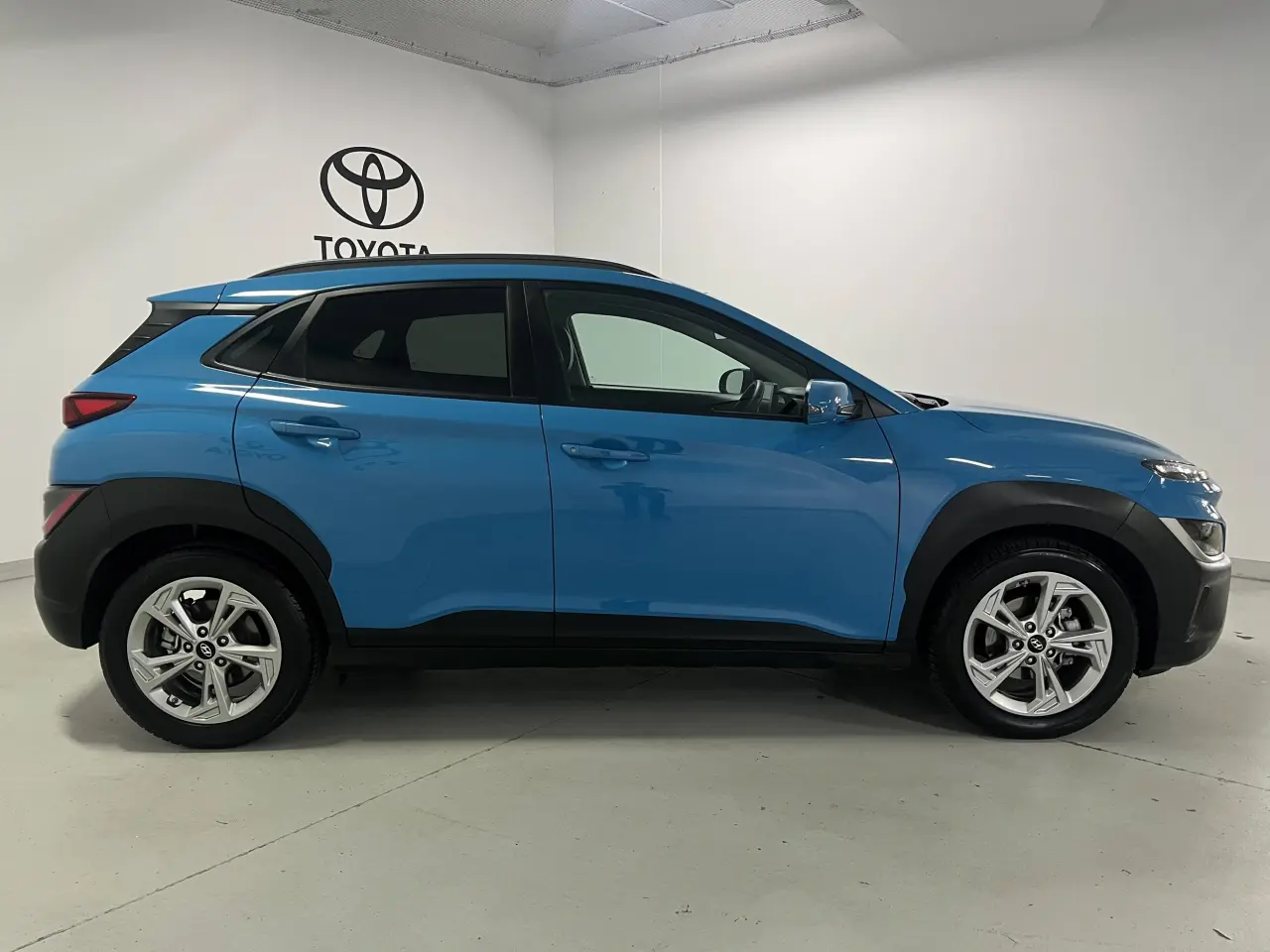 2021 HYUNDAI KONA Gallery Image 4