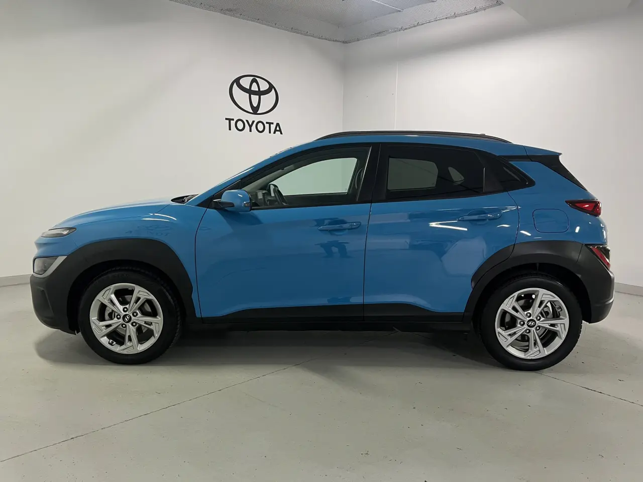 2021 HYUNDAI KONA Gallery Image 9