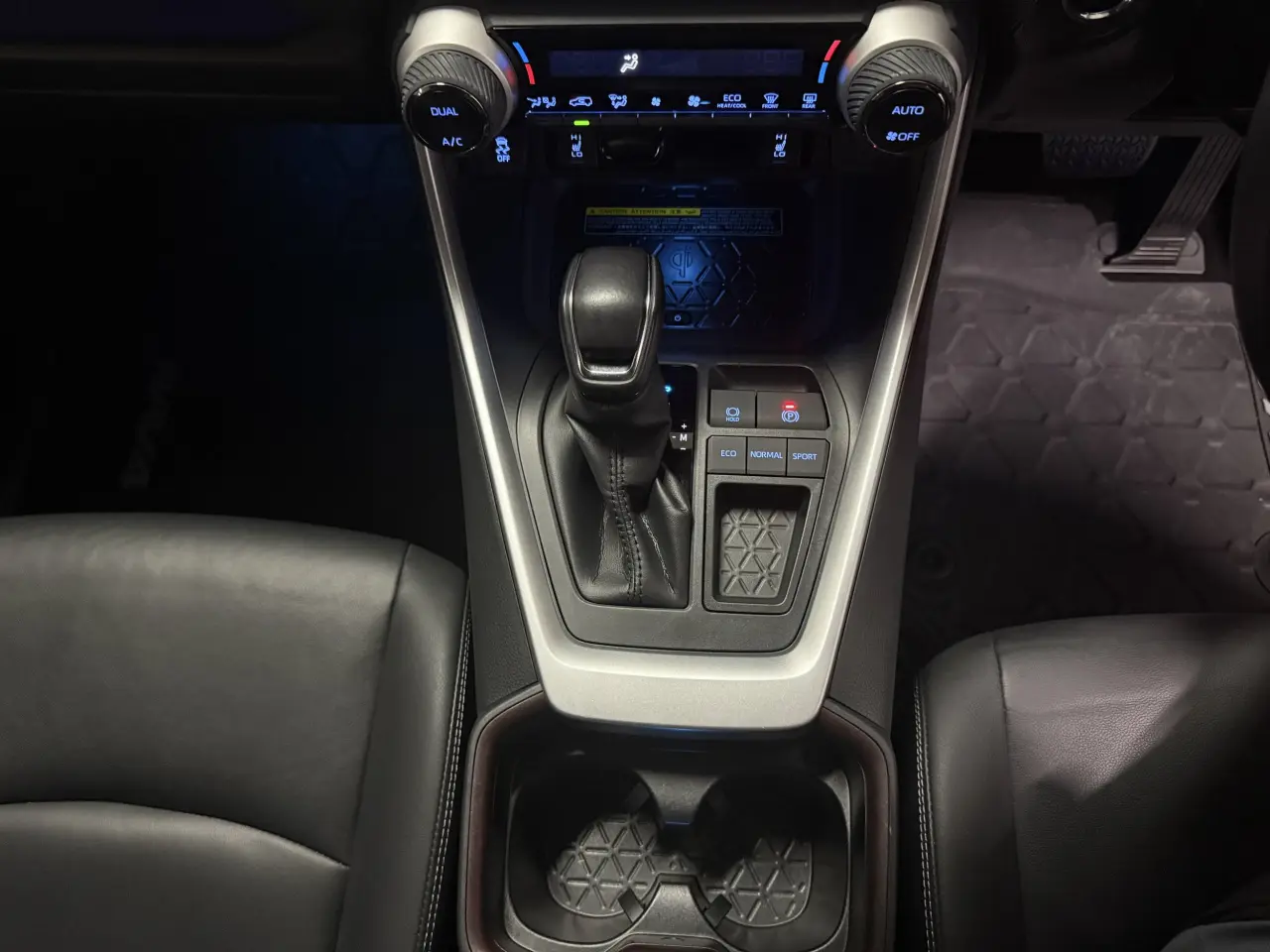 2019 TOYOTA RAV4 Gallery Image 18
