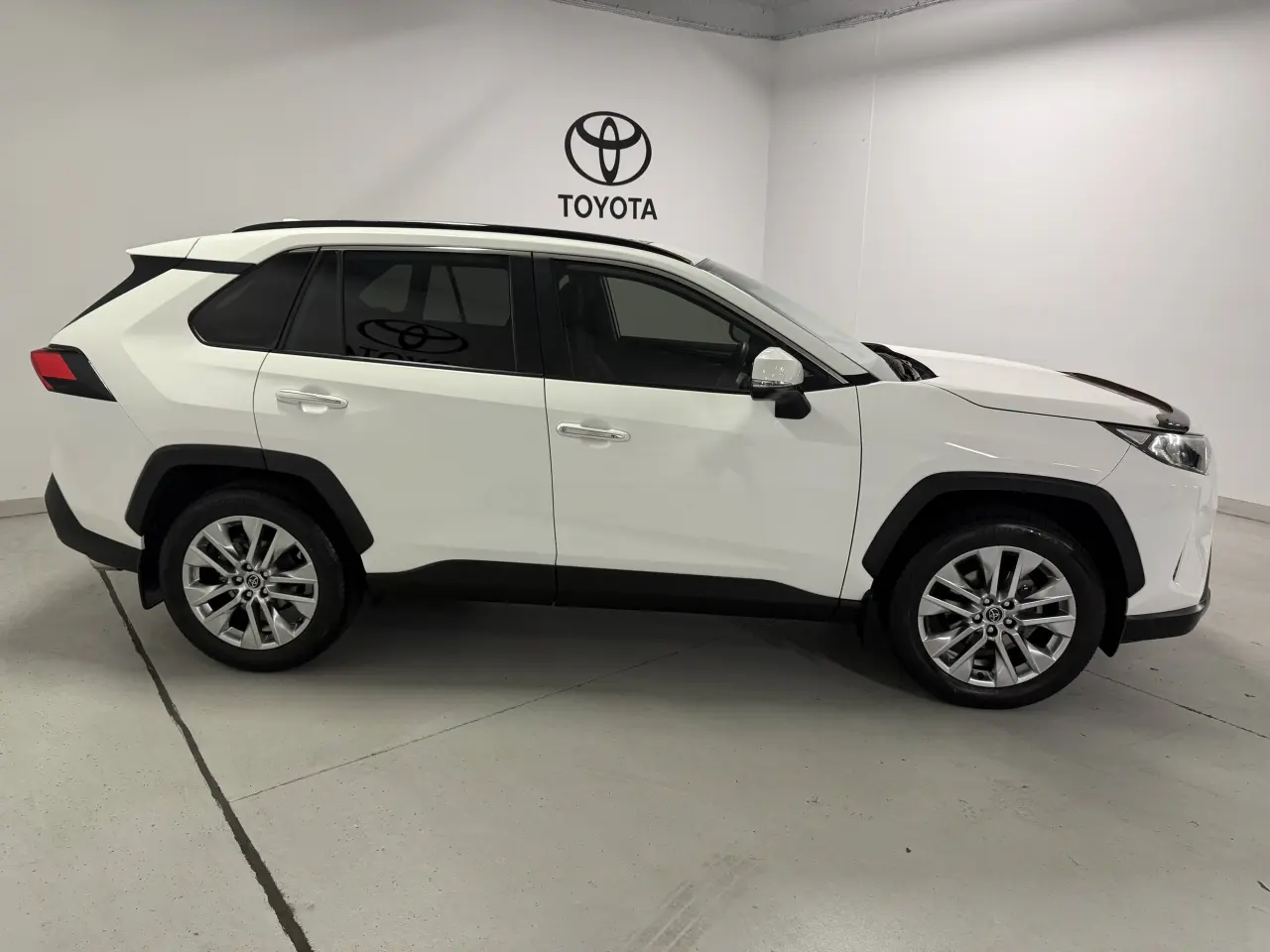 2019 TOYOTA RAV4 Gallery Image 4