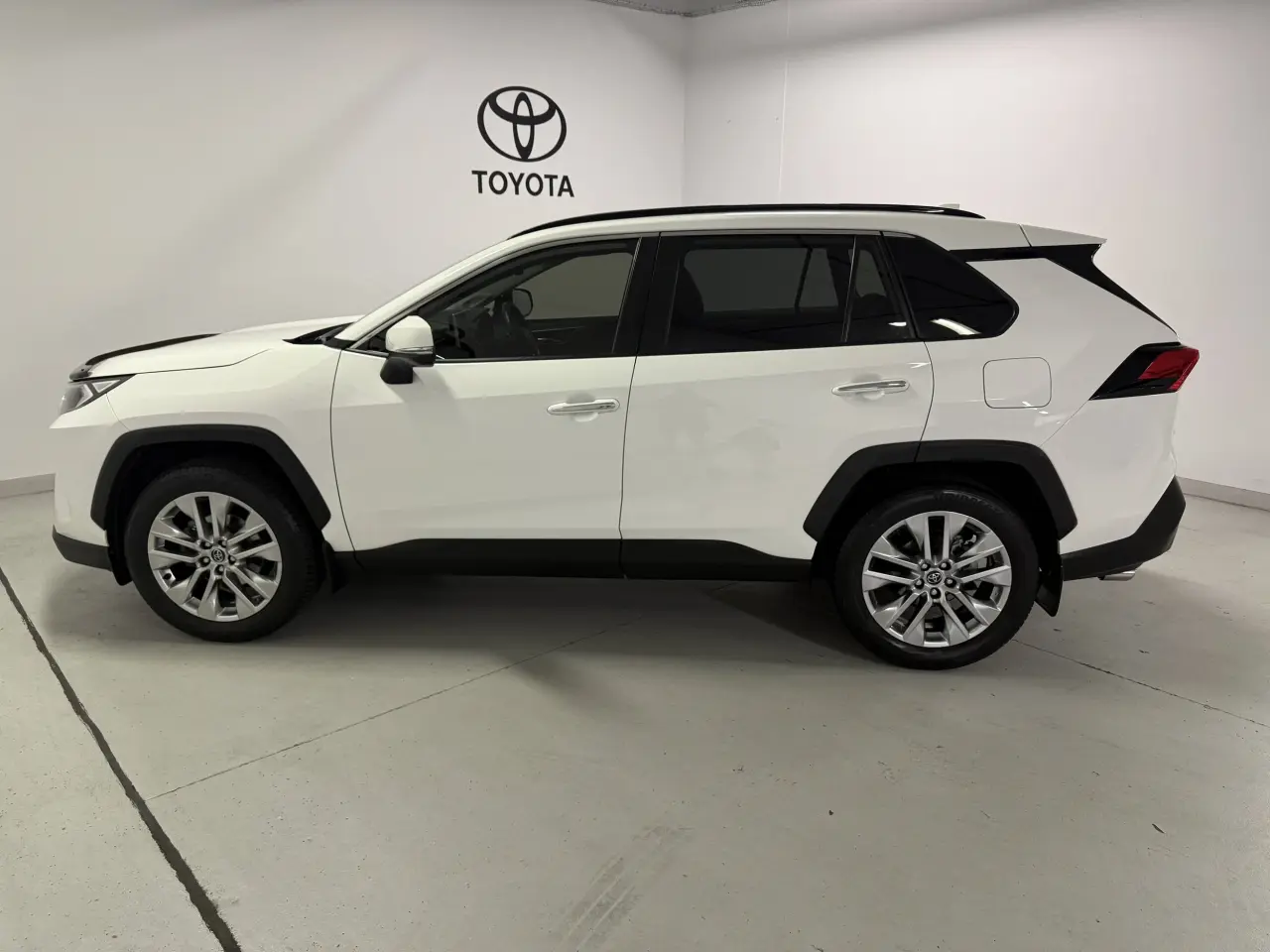 2019 TOYOTA RAV4 Gallery Image 8