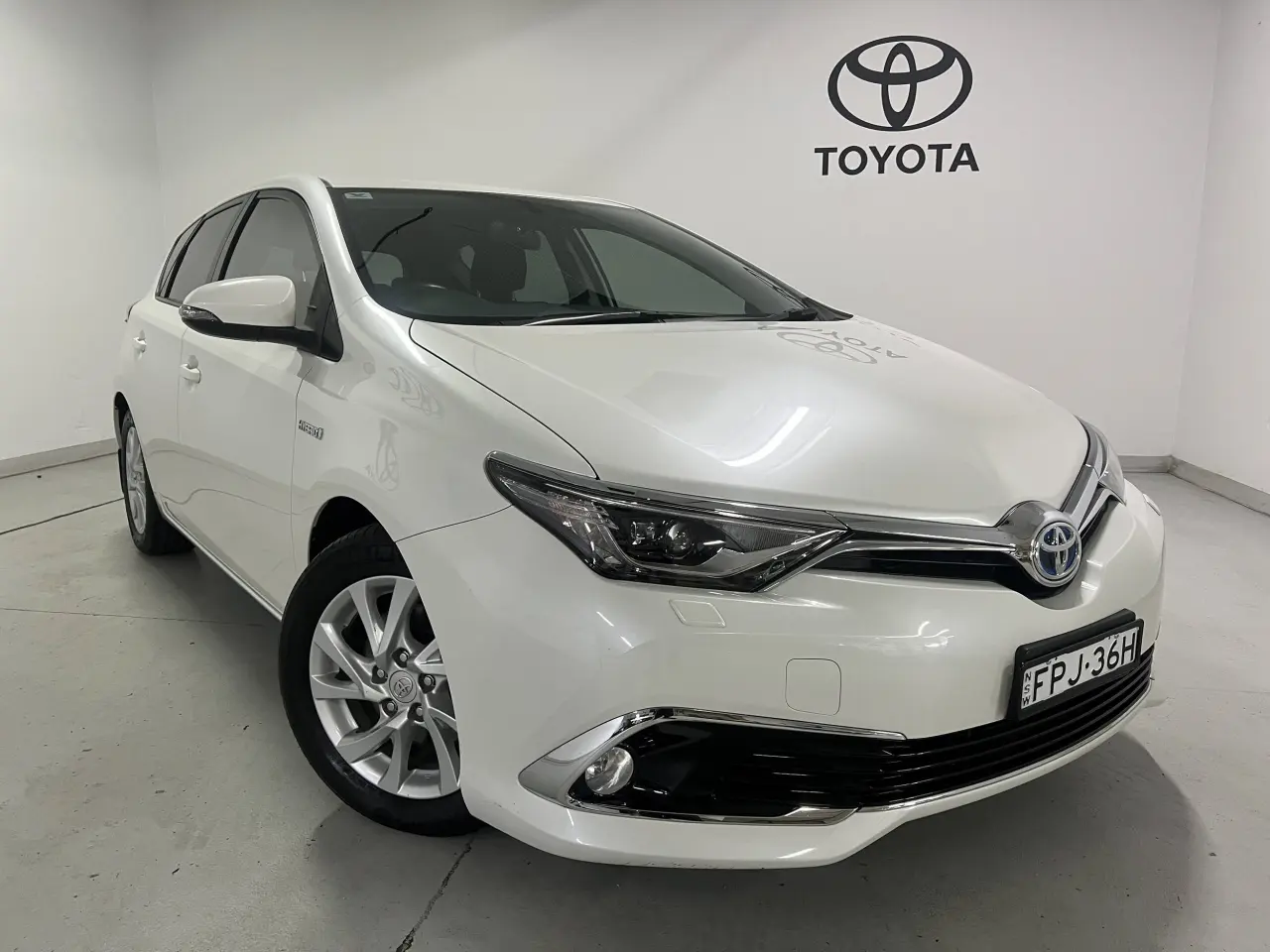 2017 TOYOTA COROLLA Gallery Image 1