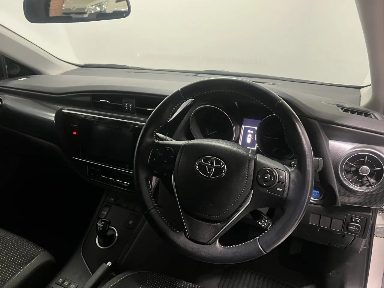 2017 TOYOTA COROLLA Gallery Image 11