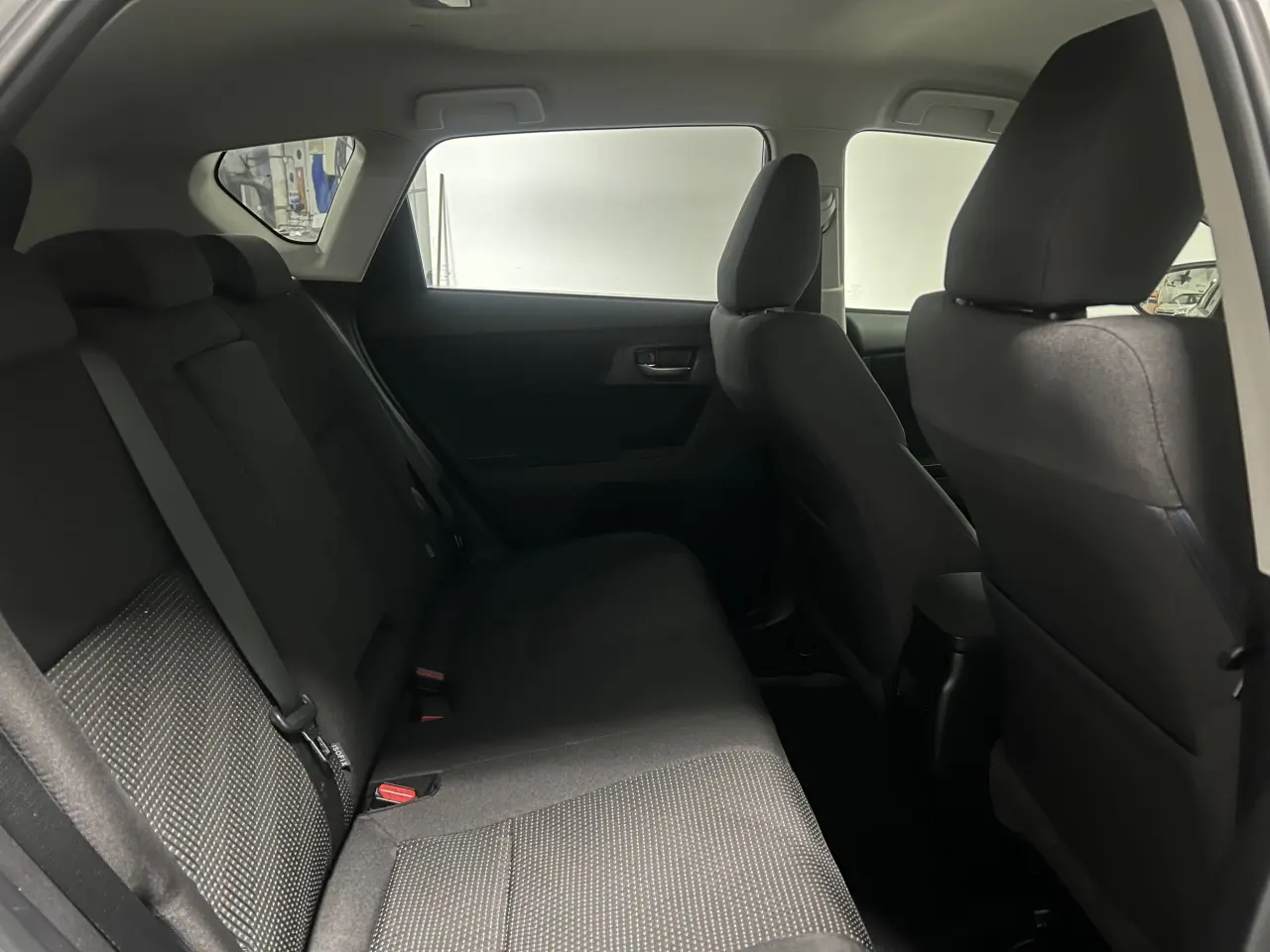 2017 TOYOTA COROLLA Gallery Image 12