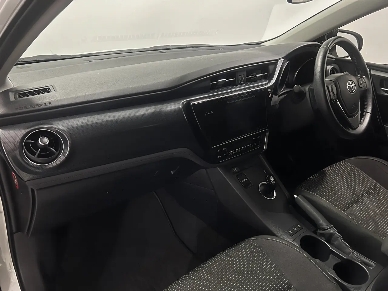2017 TOYOTA COROLLA Gallery Image 15