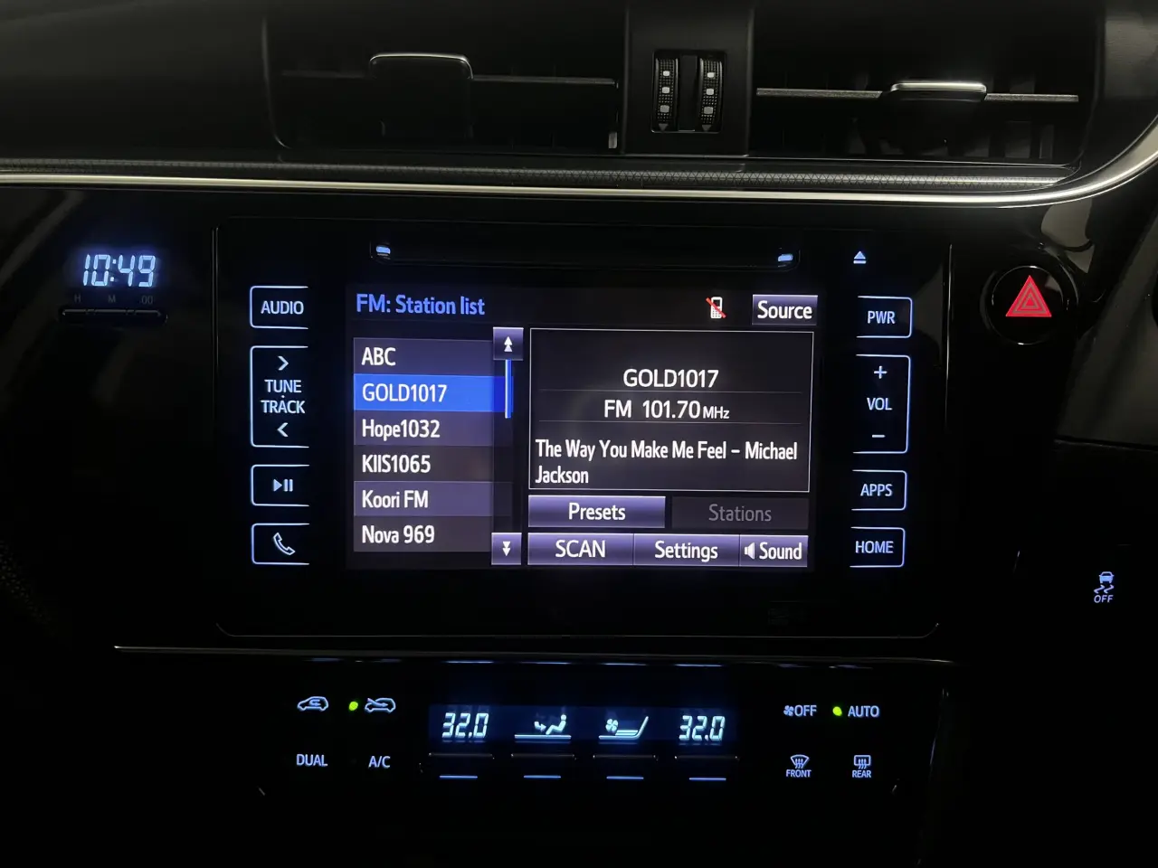2017 TOYOTA COROLLA Gallery Image 19