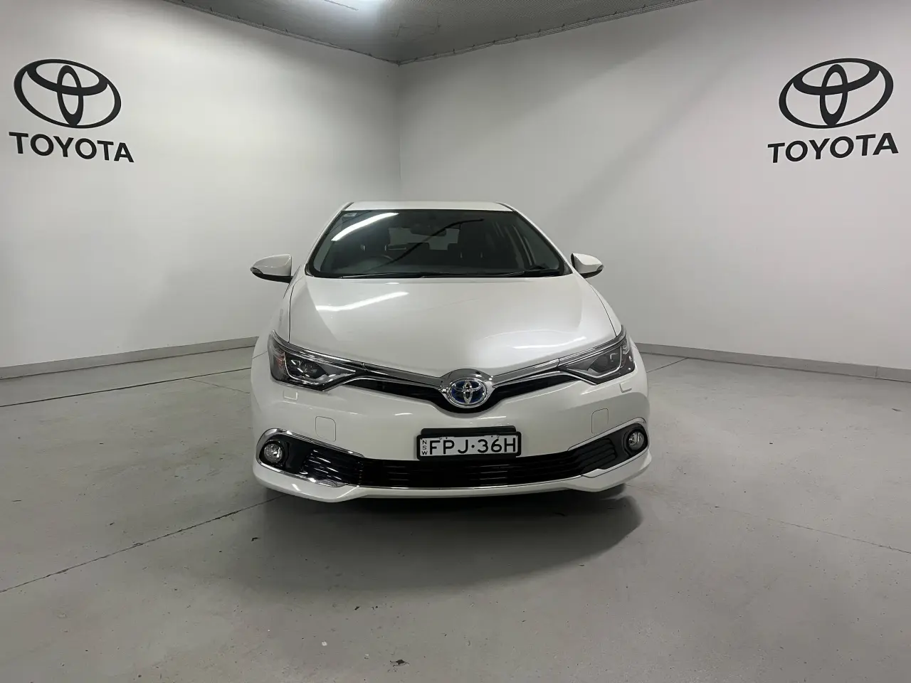2017 TOYOTA COROLLA Gallery Image 2