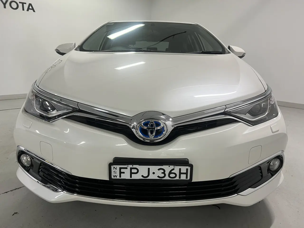 2017 TOYOTA COROLLA Gallery Image 3