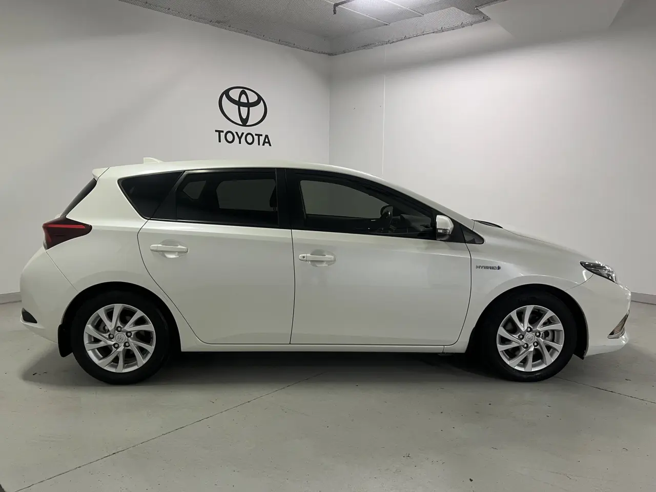 2017 TOYOTA COROLLA Gallery Image 4