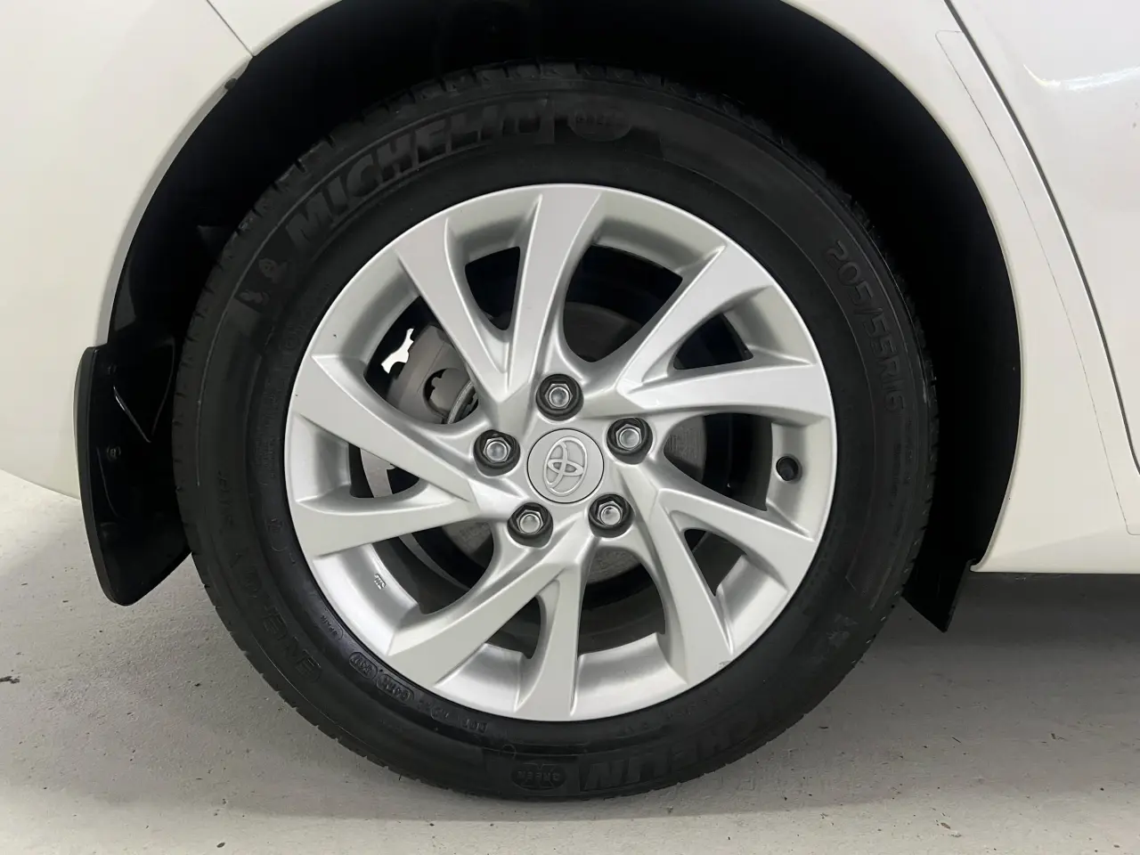 2017 TOYOTA COROLLA Gallery Image 5