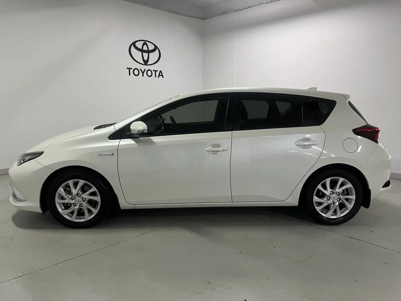 2017 TOYOTA COROLLA Gallery Image 9