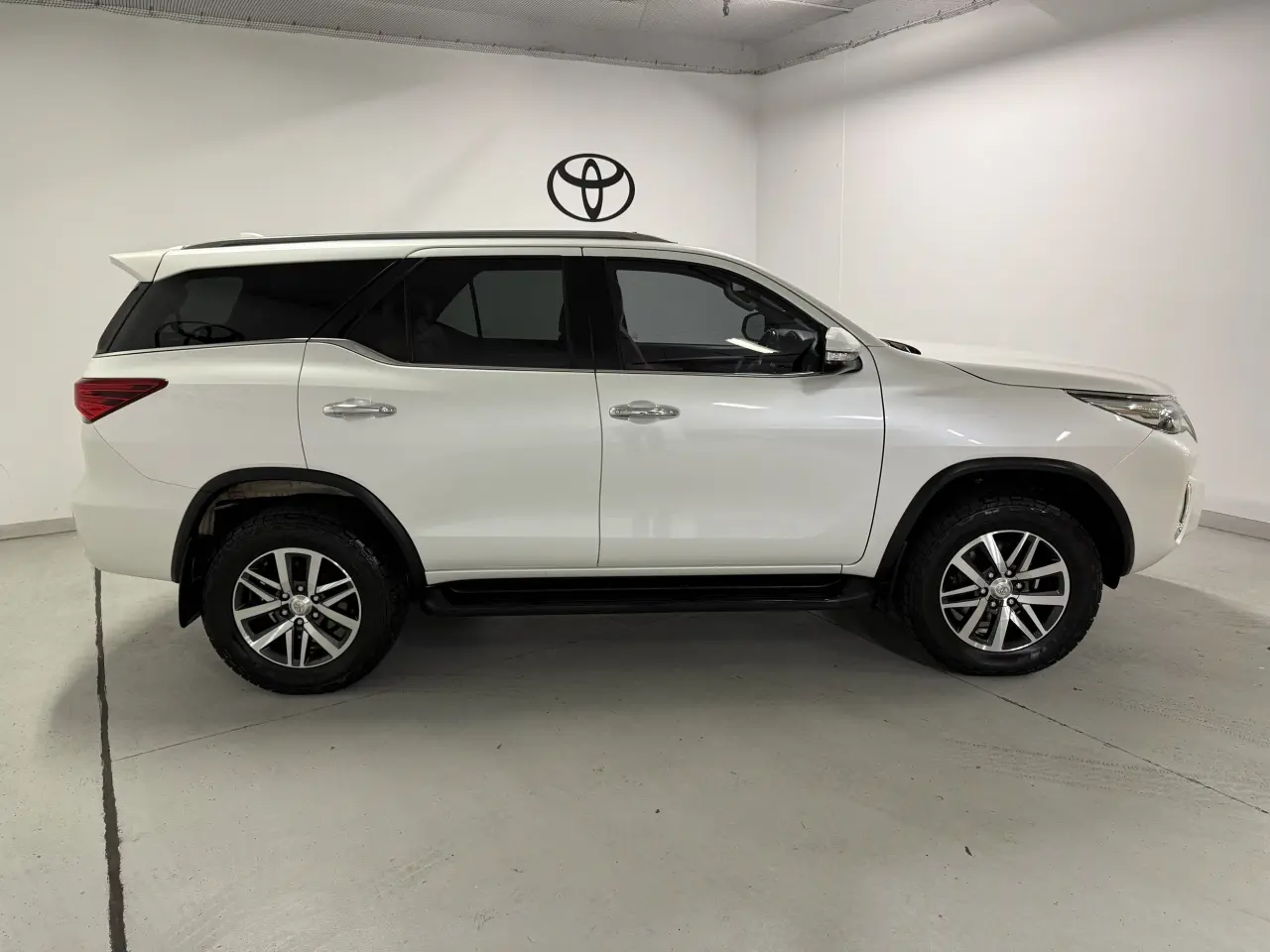 2016 TOYOTA FORTUNER Gallery Image 4