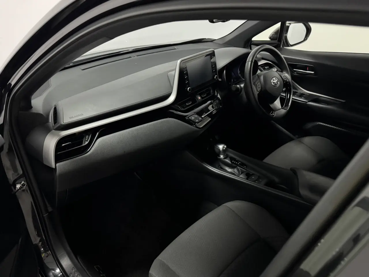 2023 TOYOTA C-HR Gallery Image 13