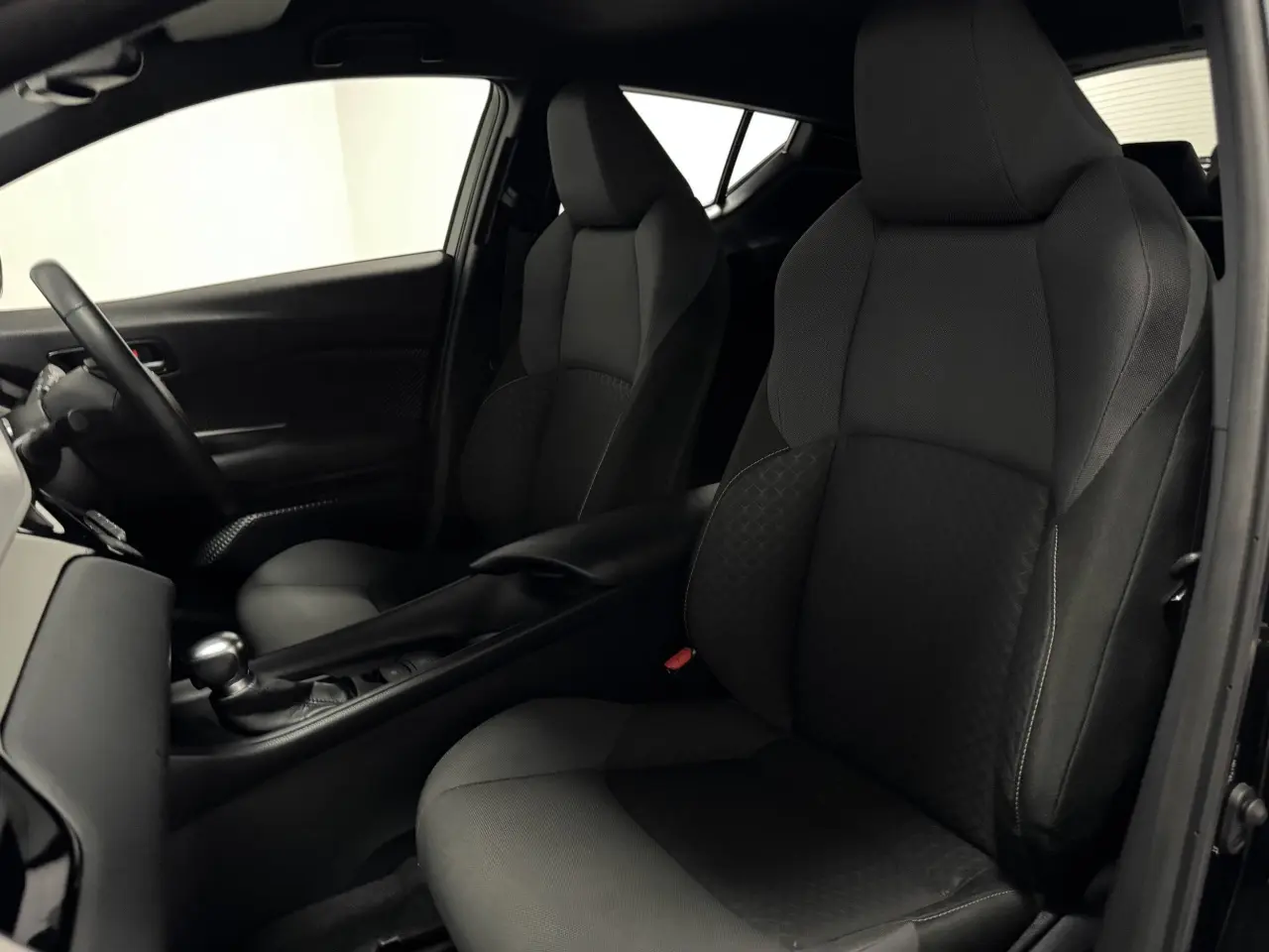 2023 TOYOTA C-HR Gallery Image 14