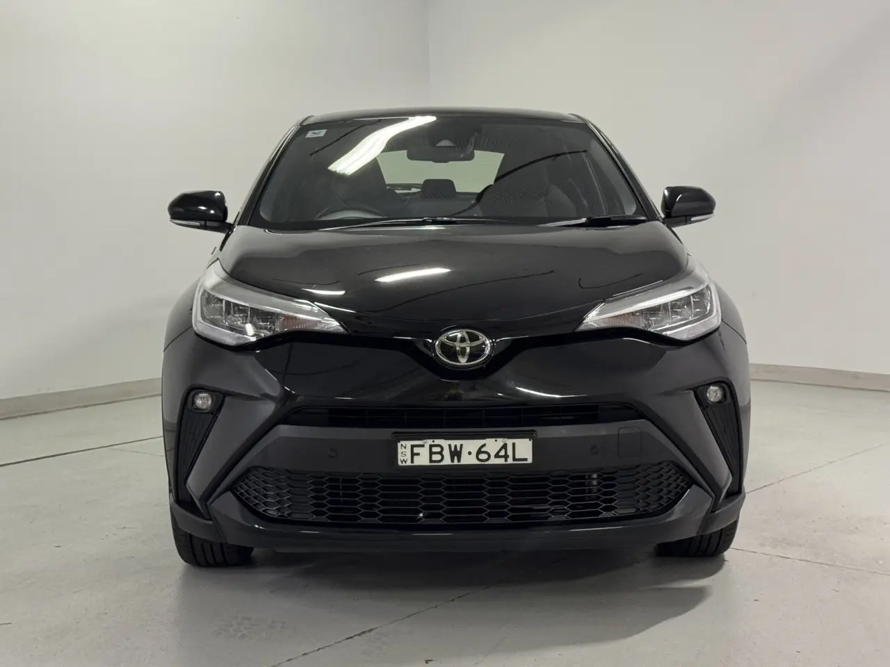 2023 TOYOTA C-HR Gallery Image 2