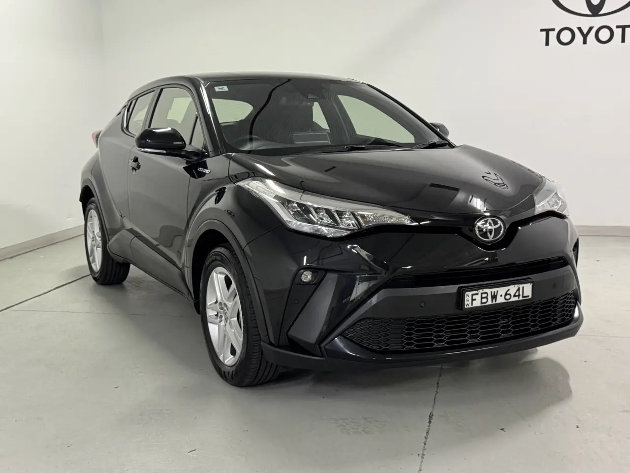 2023 TOYOTA C-HR Gallery Image 3