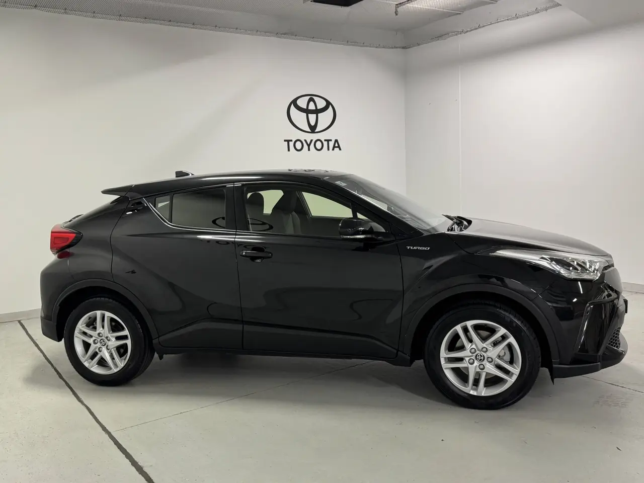 2023 TOYOTA C-HR Gallery Image 4