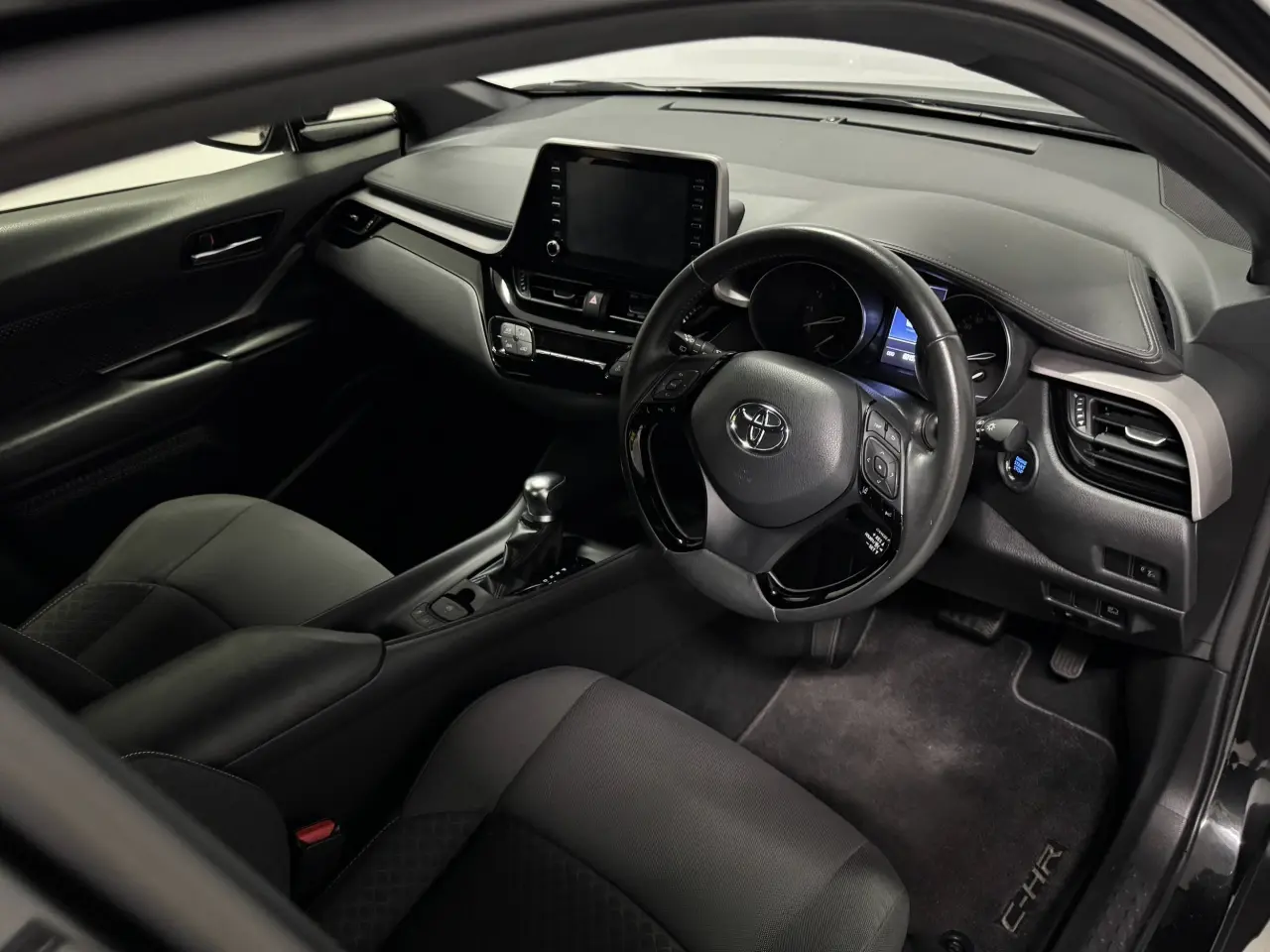 2023 TOYOTA C-HR Gallery Image 9