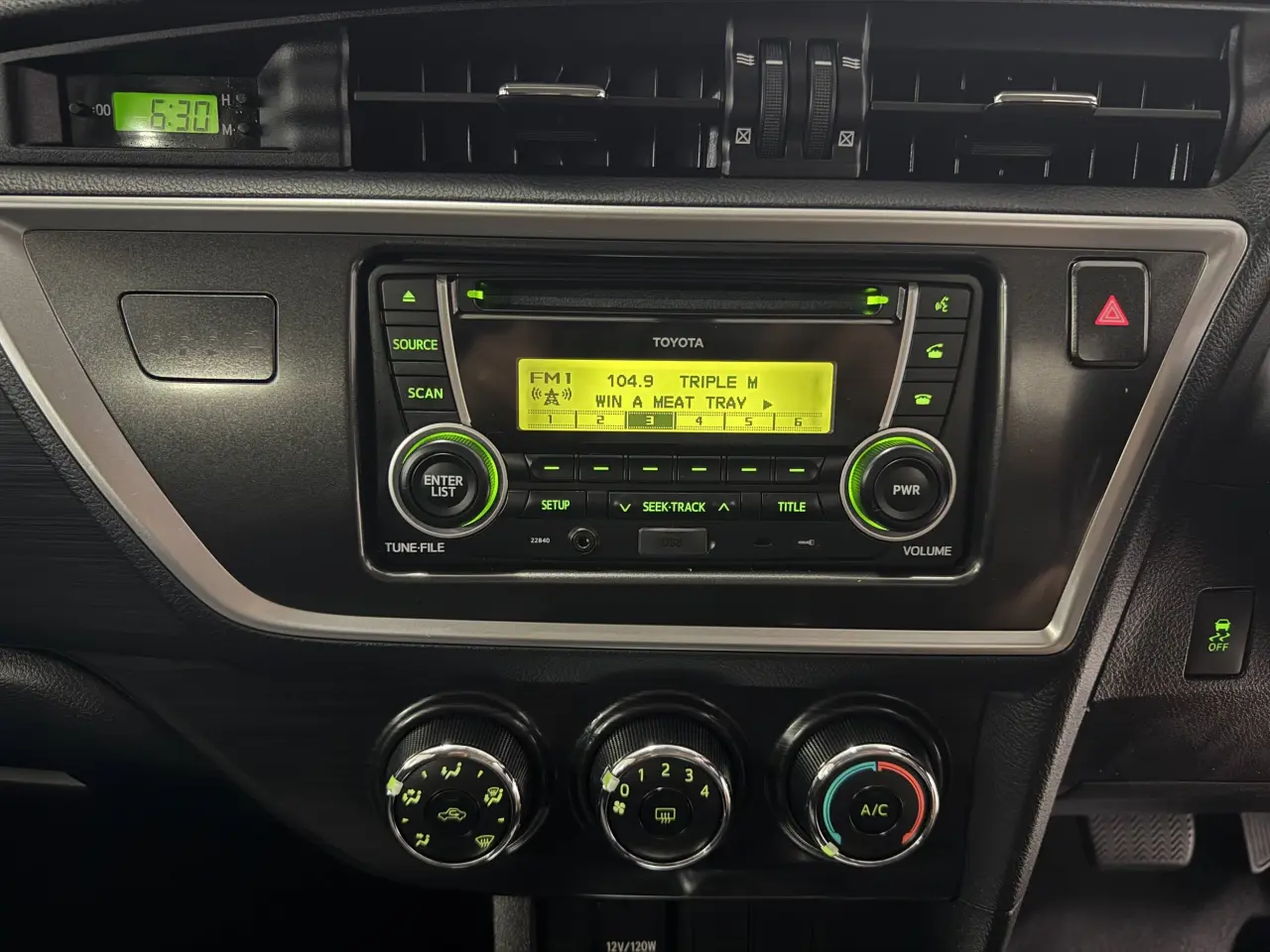 2014 TOYOTA COROLLA Gallery Image 17