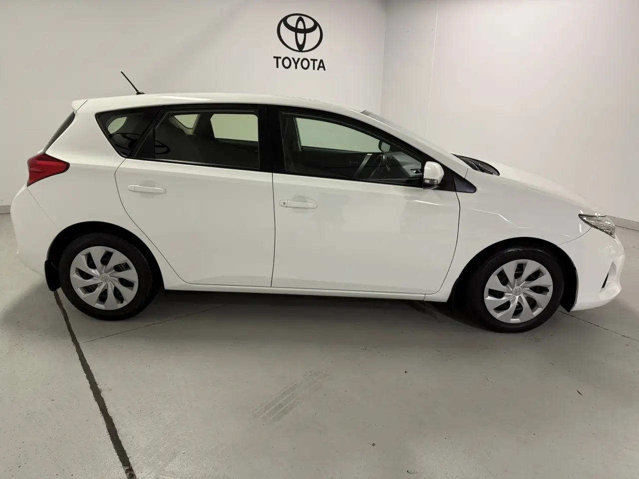 2014 TOYOTA COROLLA Gallery Image 4