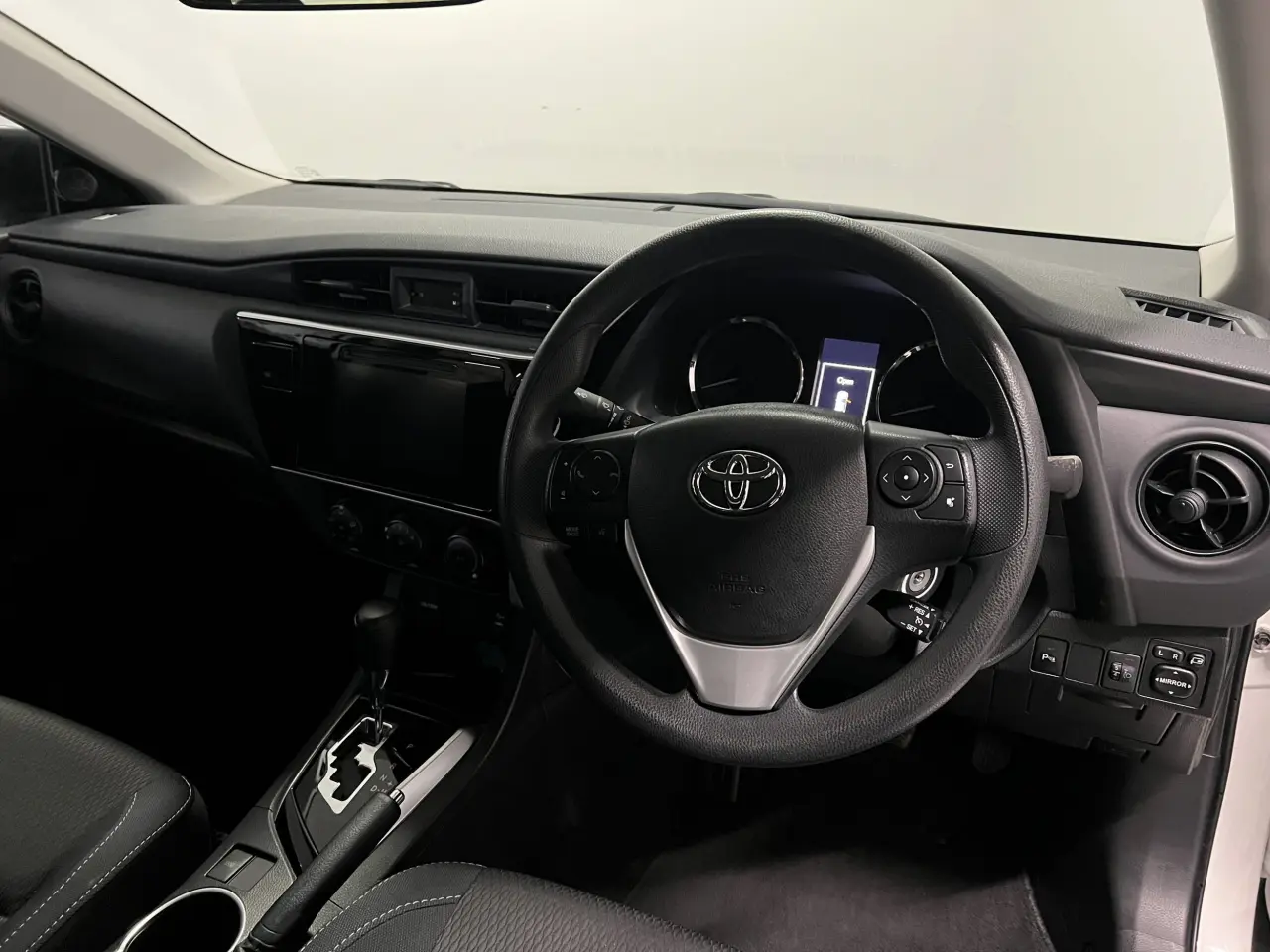 2019 TOYOTA COROLLA Gallery Image 11