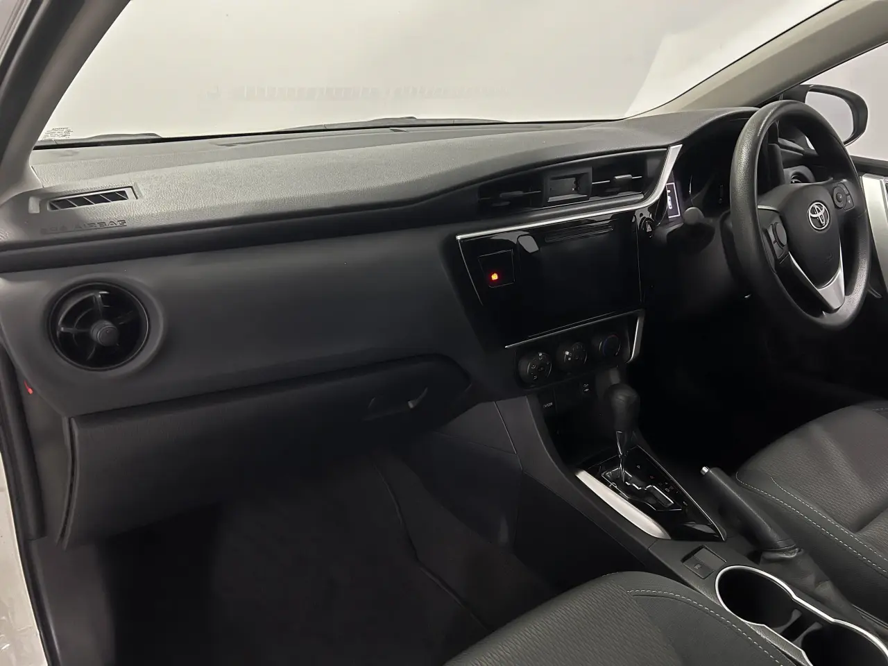 2019 TOYOTA COROLLA Gallery Image 15