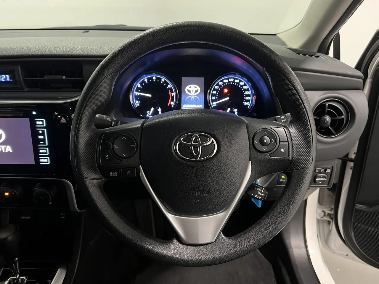 2019 TOYOTA COROLLA Gallery Image 17