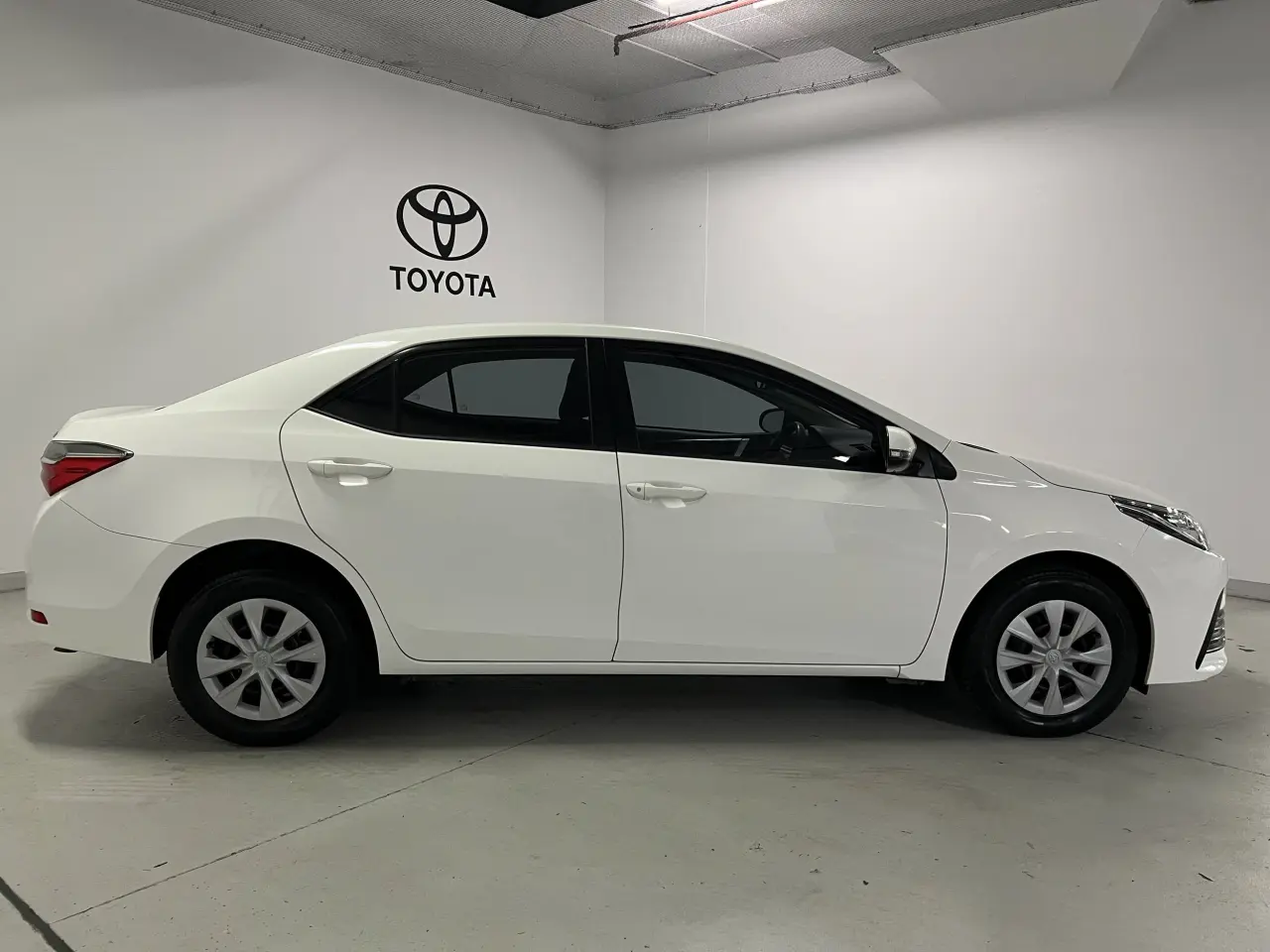 2019 TOYOTA COROLLA Gallery Image 4
