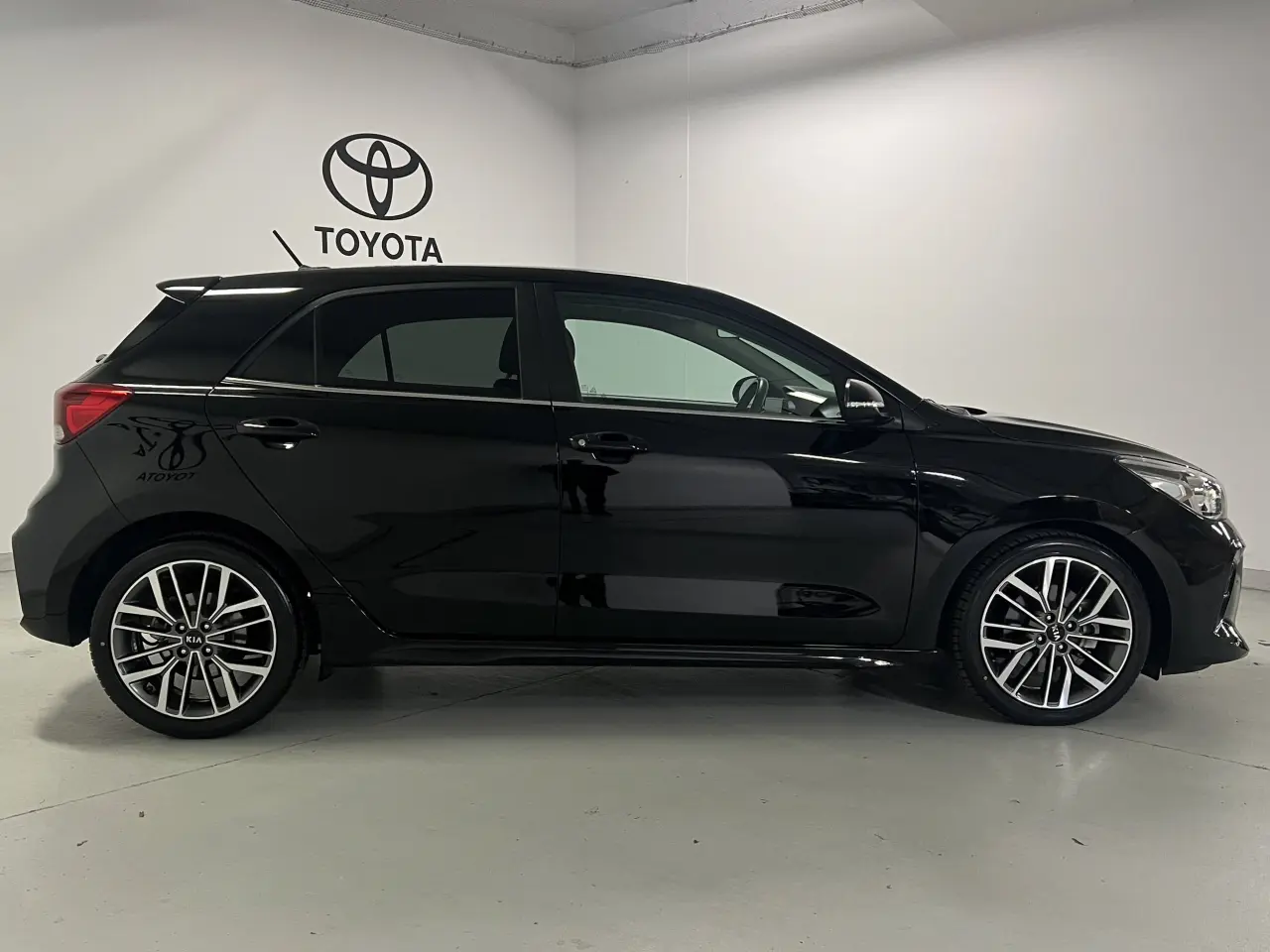 2020 KIA RIO Gallery Image 4