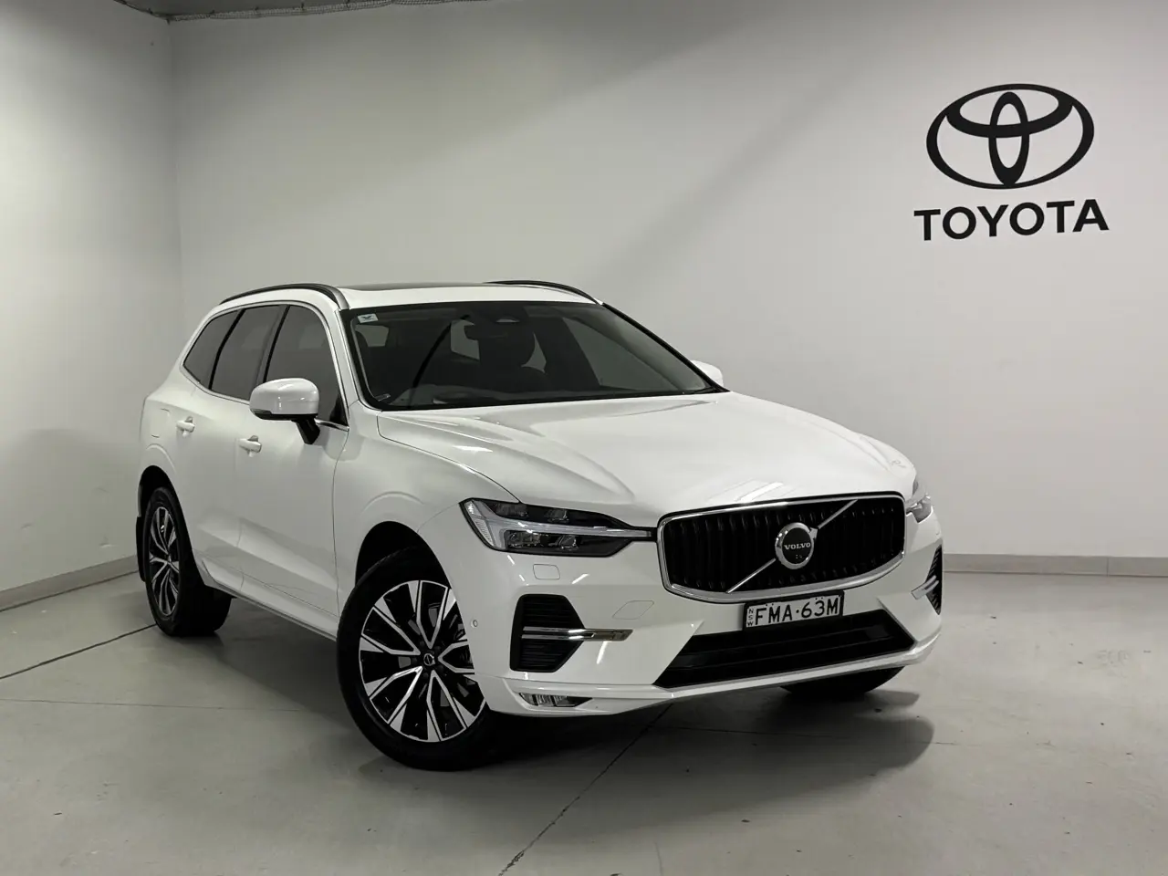 2023 VOLVO XC60 Gallery Image 1