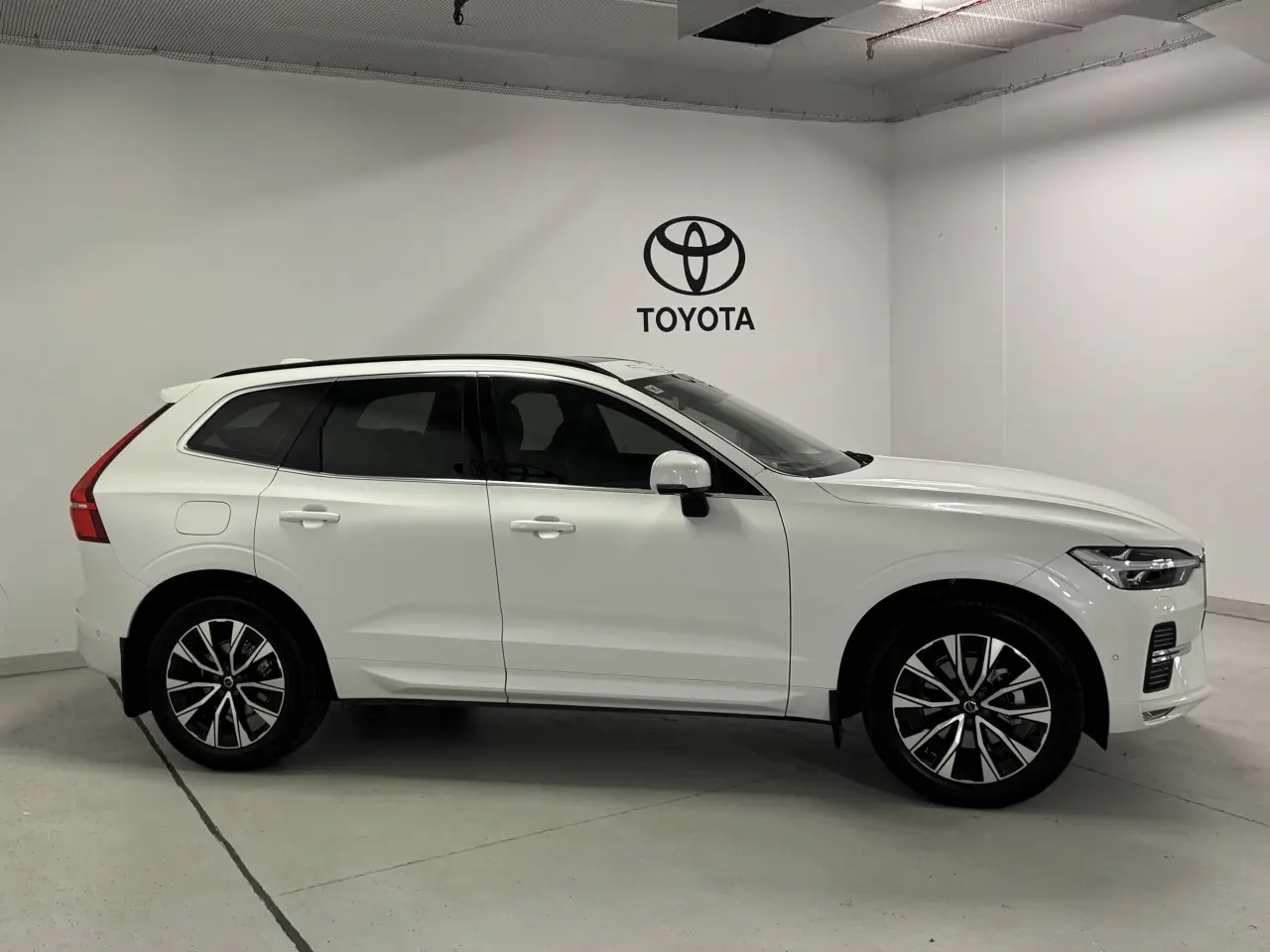 2023 VOLVO XC60 Gallery Image 4