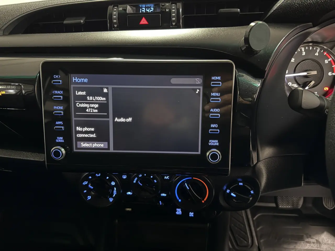 2020 TOYOTA HILUX Gallery Image 17