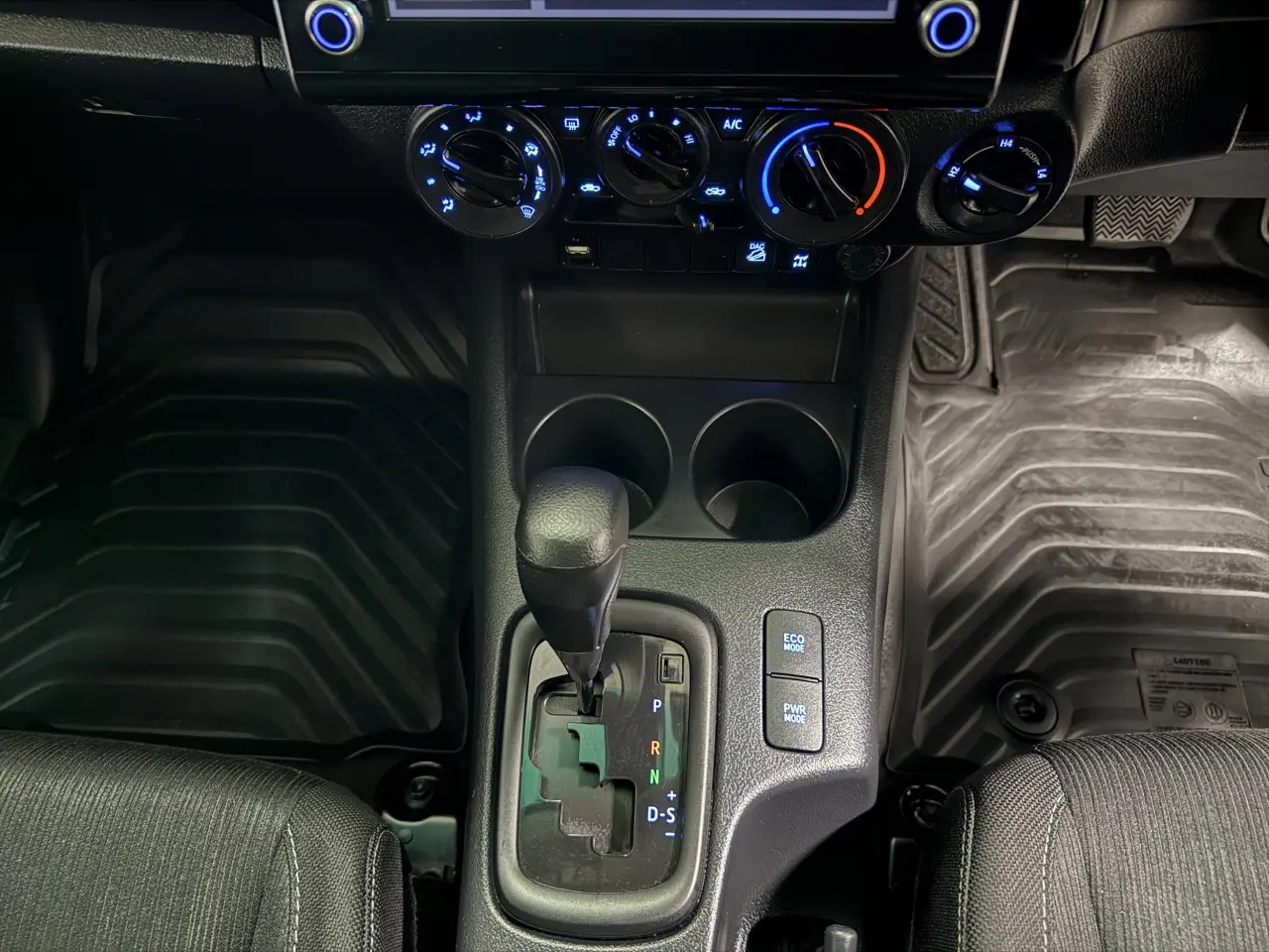 2020 TOYOTA HILUX Gallery Image 18