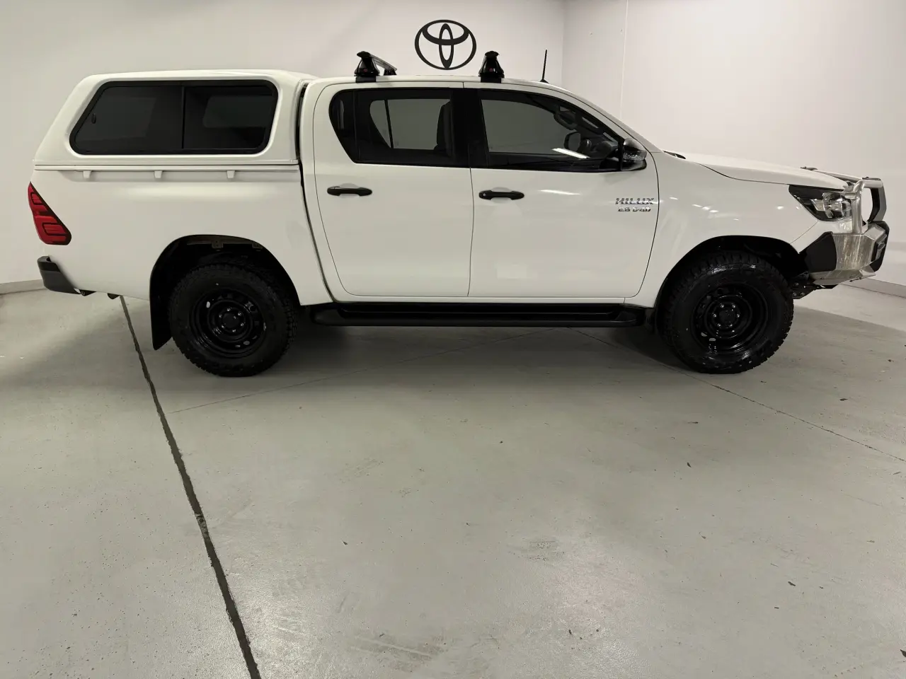 2020 TOYOTA HILUX Gallery Image 4