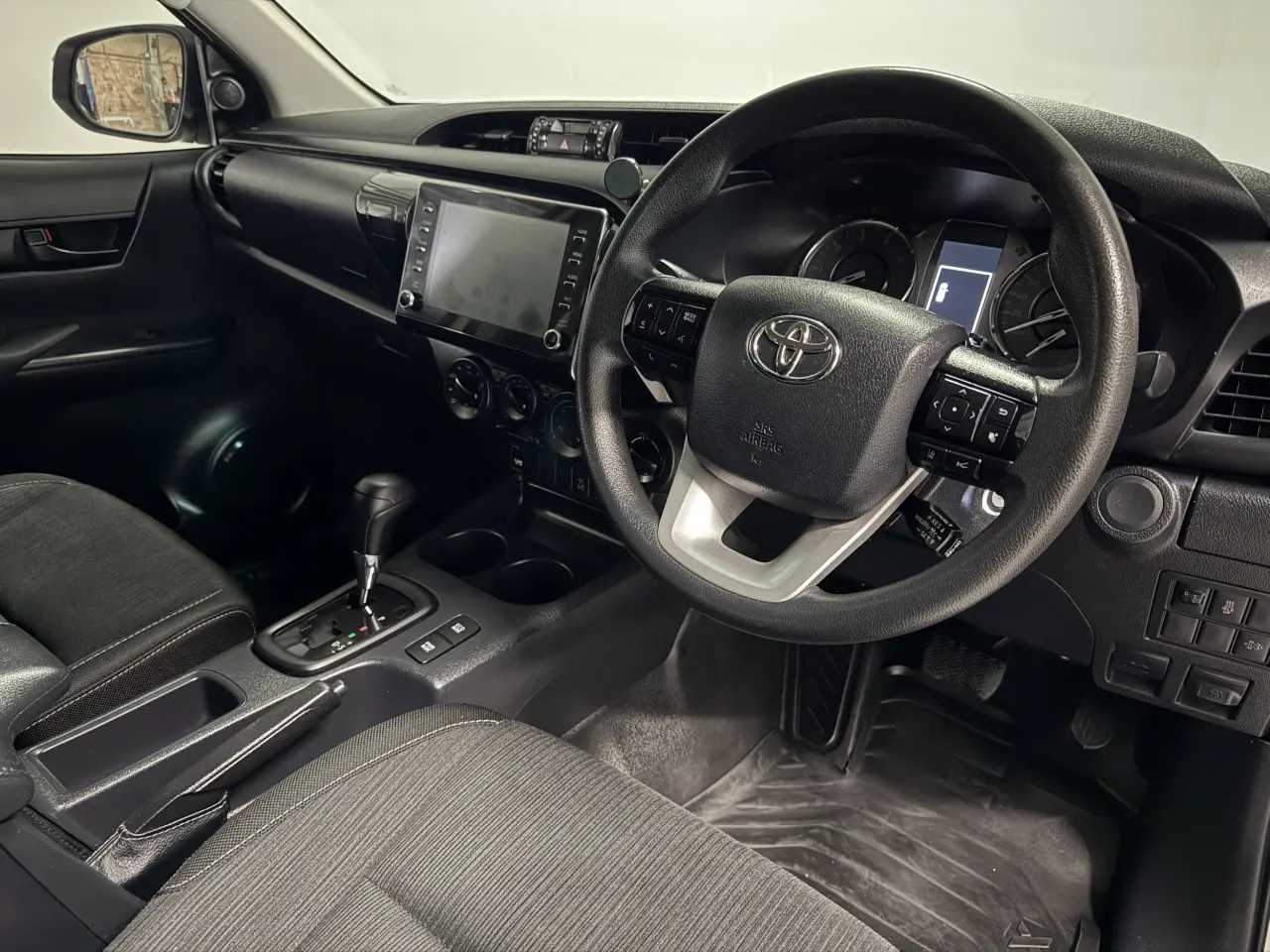 2020 TOYOTA HILUX Gallery Image 9