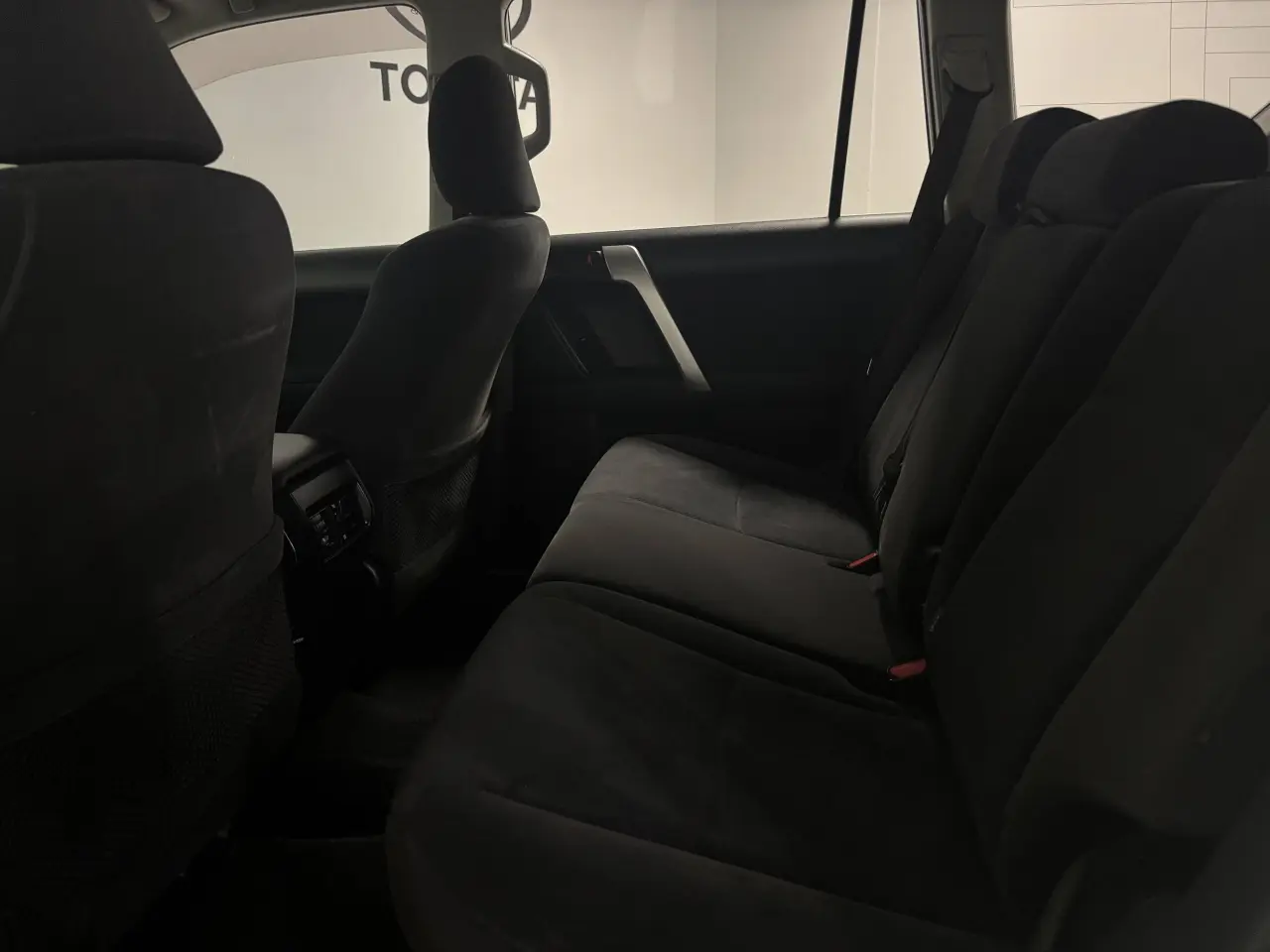 2018 TOYOTA LANDCRUISER Gallery Image 10