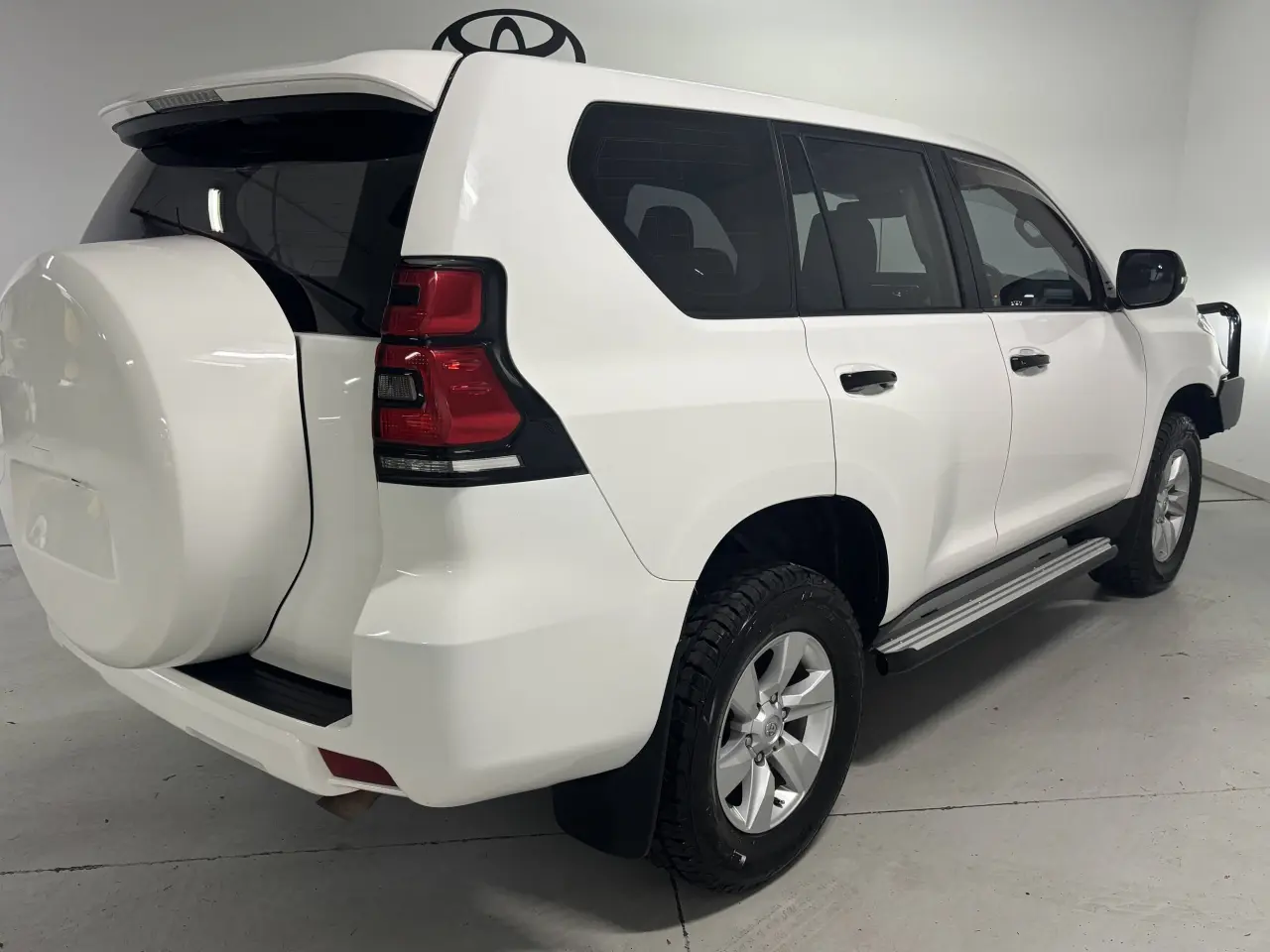 2018 TOYOTA LANDCRUISER Gallery Image 7