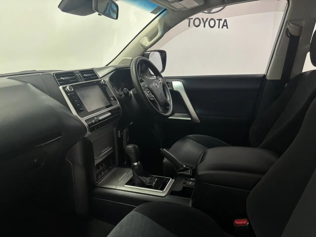 2018 TOYOTA LANDCRUISER Gallery Image 8