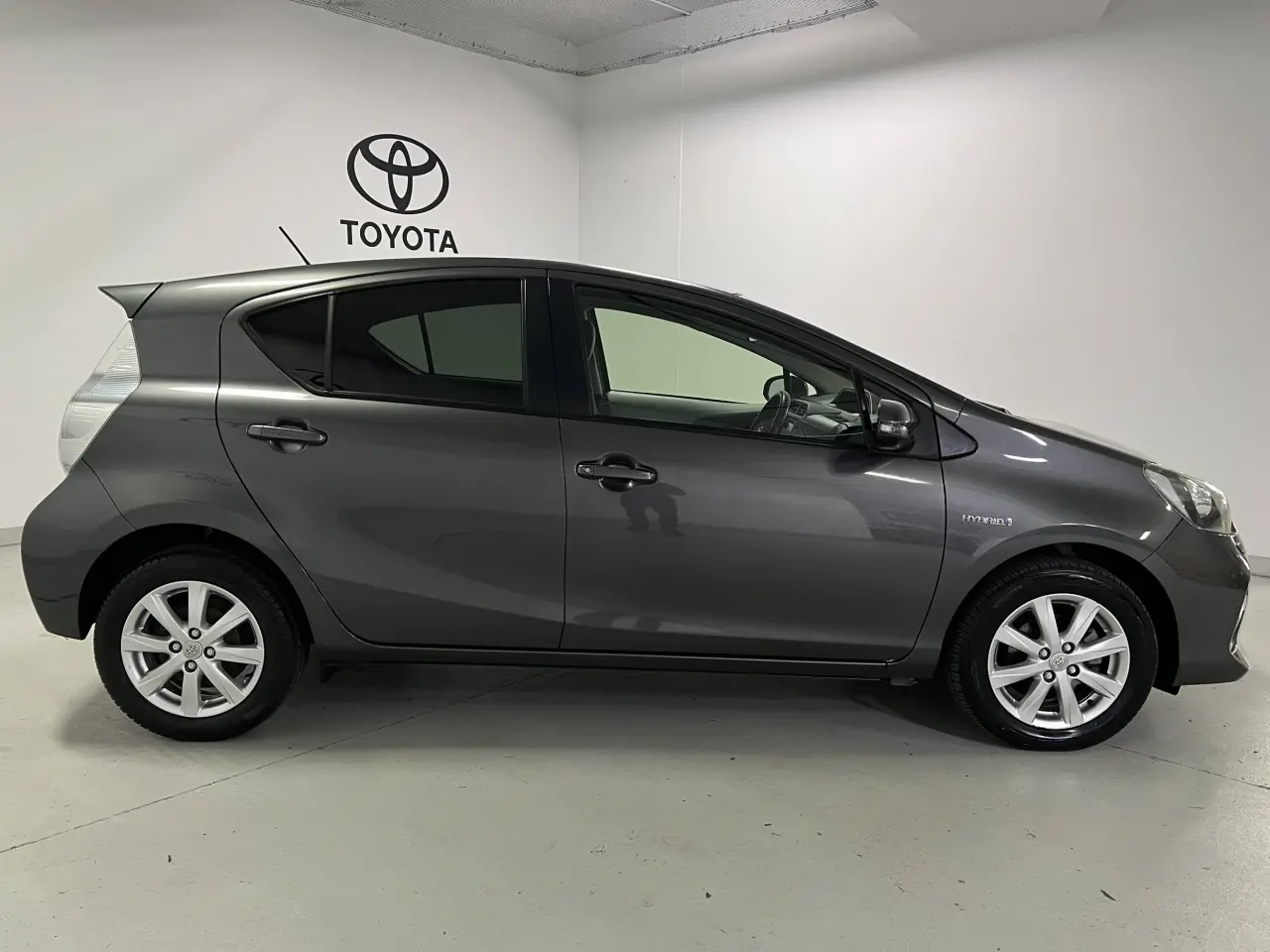 2013 TOYOTA PRIUS-C Gallery Image 4