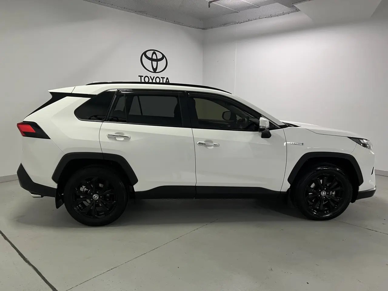 2023 TOYOTA RAV4 HYBRID Gallery Image 4
