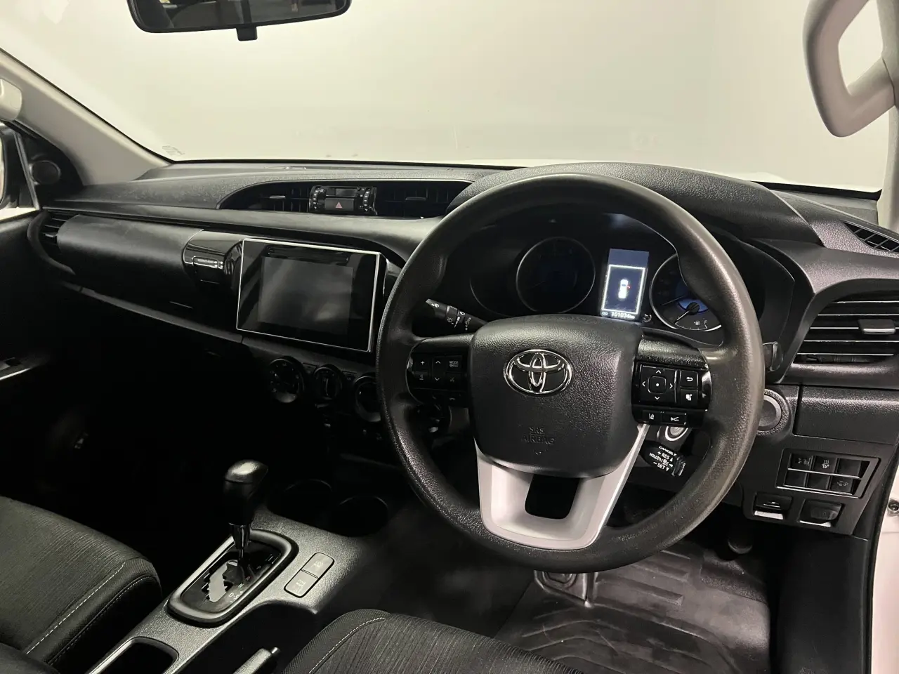 2019 TOYOTA HILUX Gallery Image 10