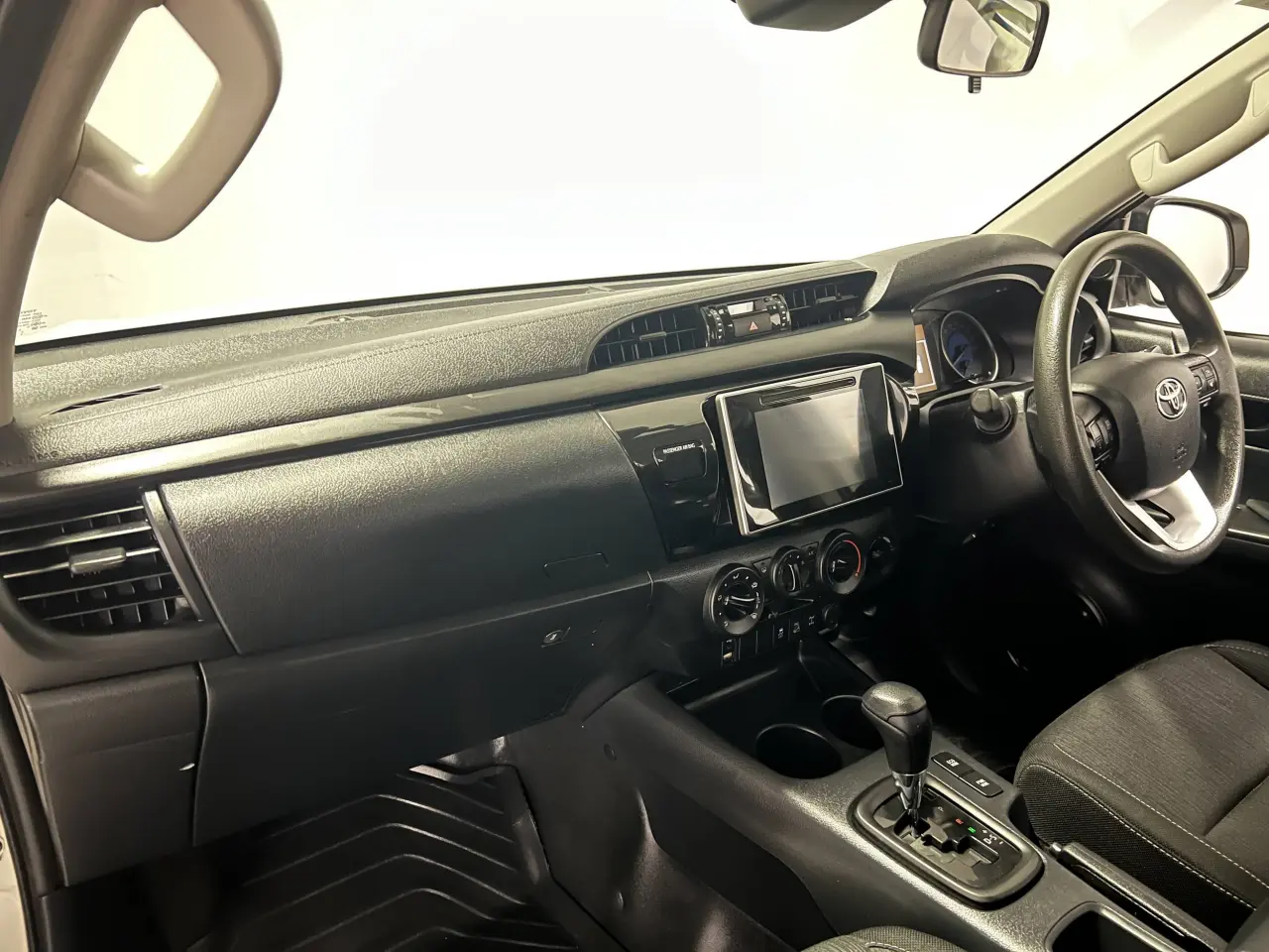 2019 TOYOTA HILUX Gallery Image 15