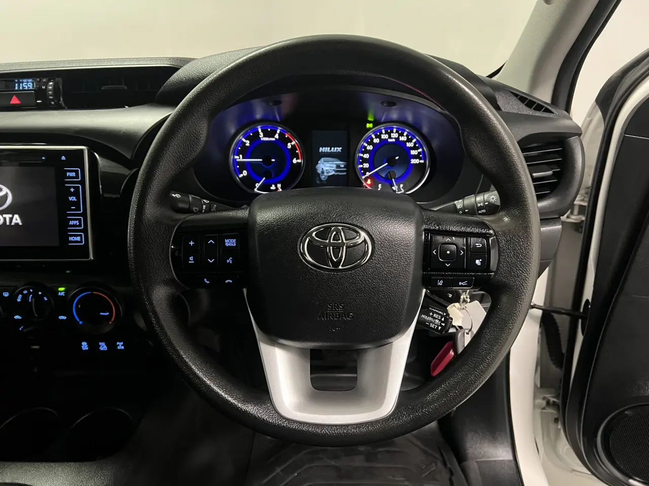 2019 TOYOTA HILUX Gallery Image 17