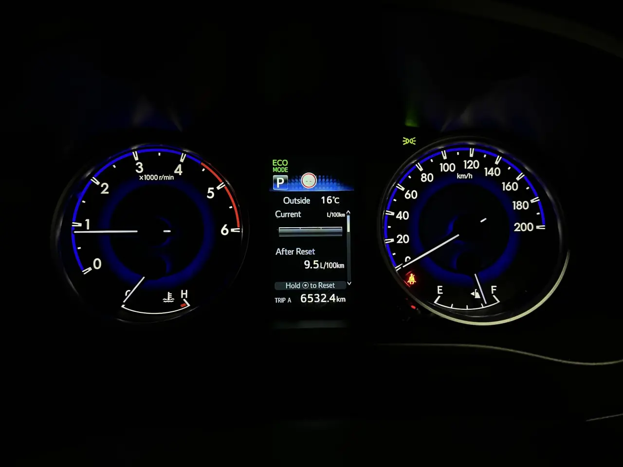 2019 TOYOTA HILUX Gallery Image 18