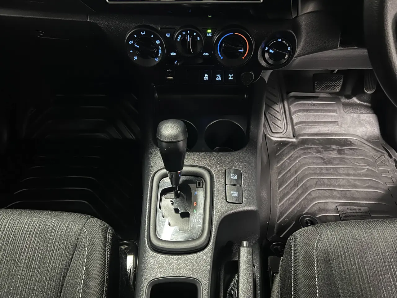 2019 TOYOTA HILUX Gallery Image 20