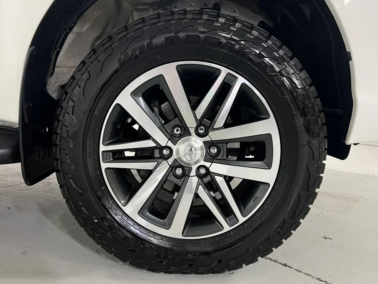 2019 TOYOTA HILUX Gallery Image 5