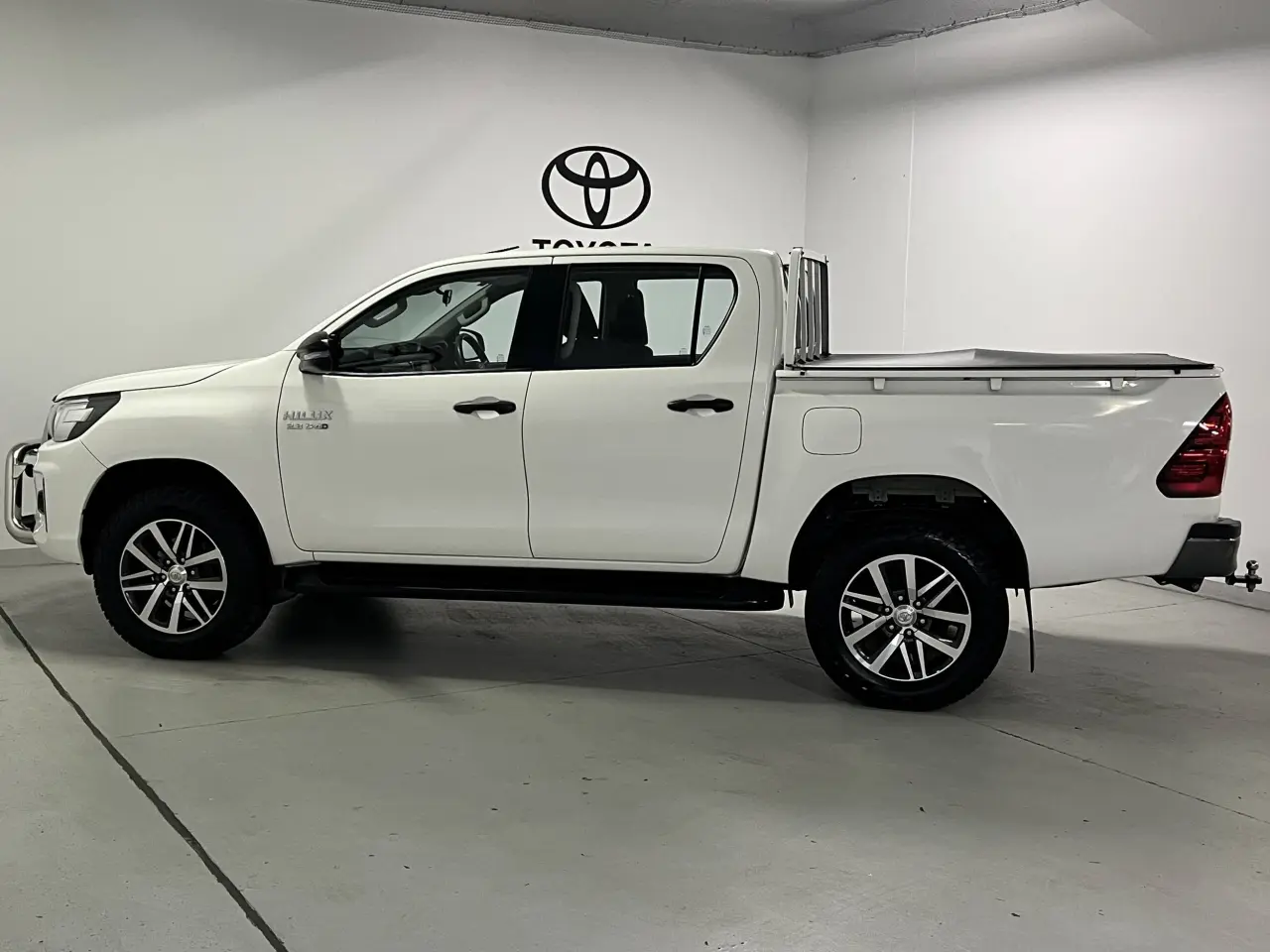 2019 TOYOTA HILUX Gallery Image 9