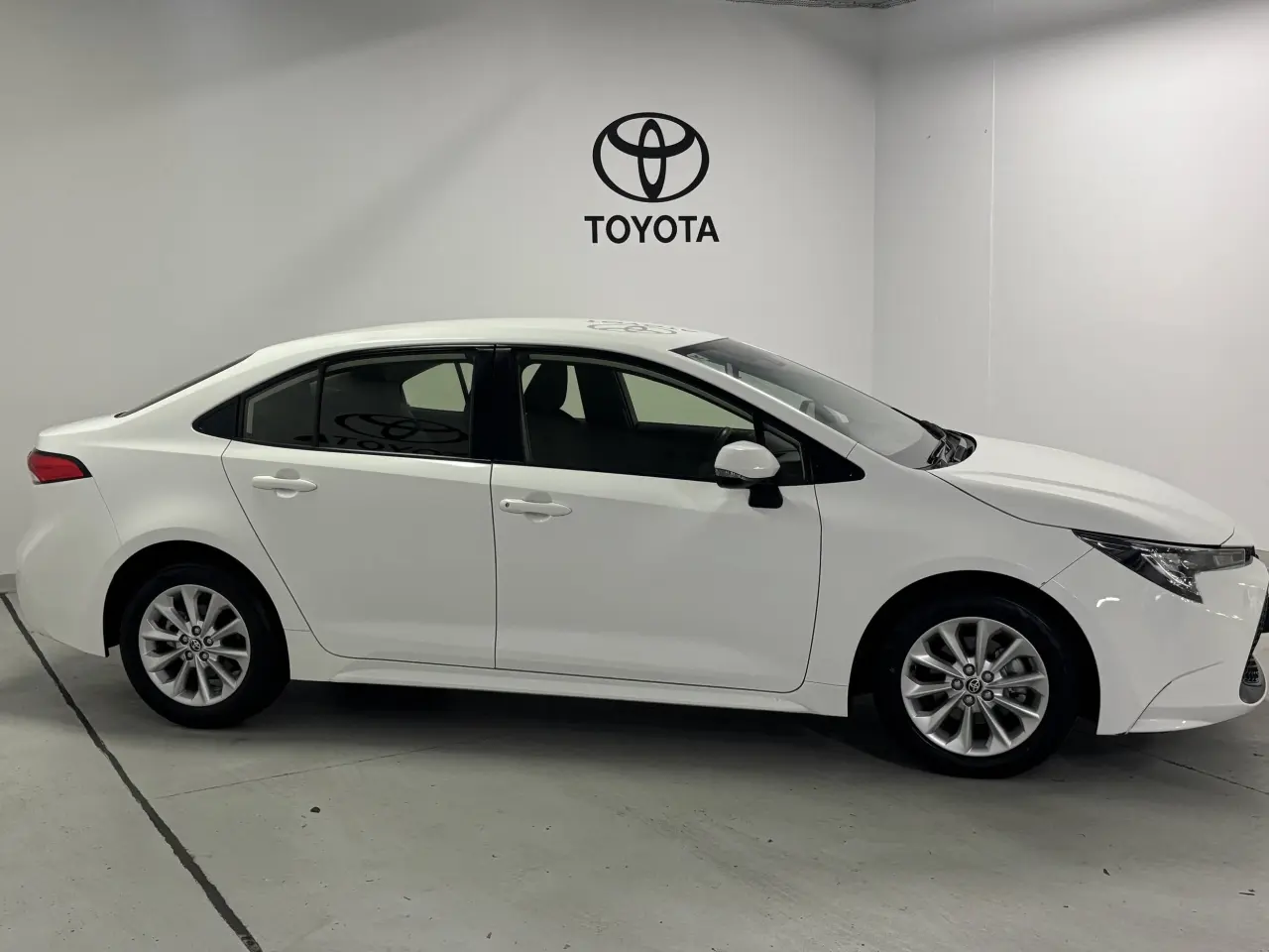 2021 TOYOTA COROLLA Gallery Image 4