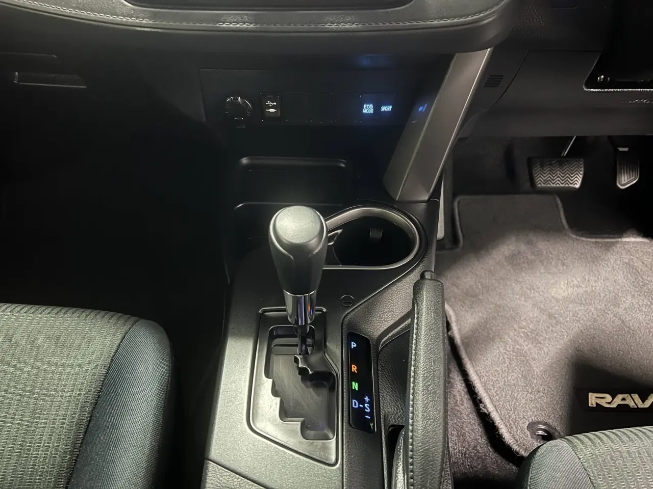 2017 TOYOTA RAV4 Gallery Image 19