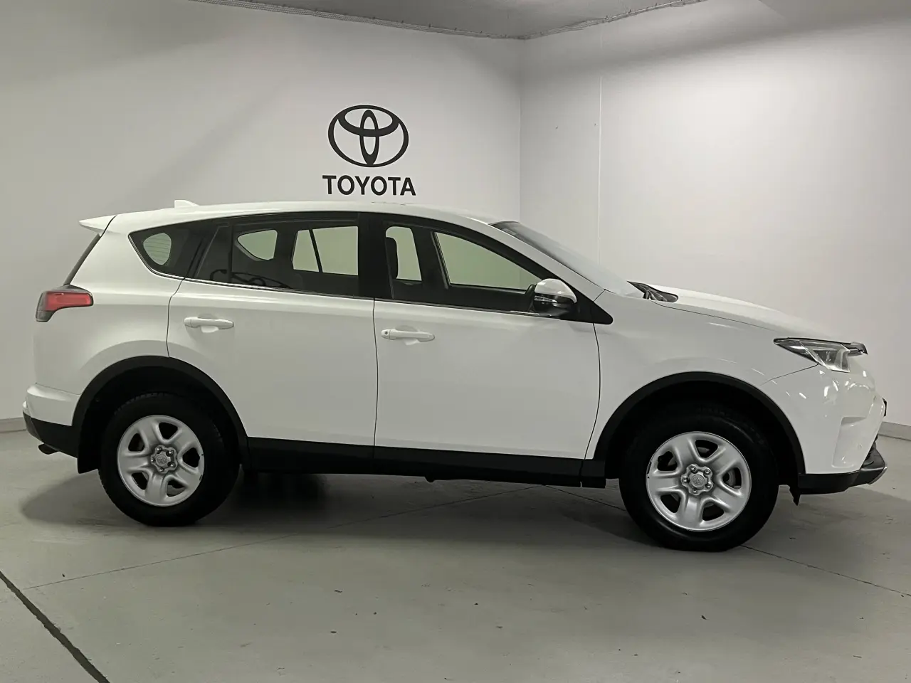 2017 TOYOTA RAV4 Gallery Image 4